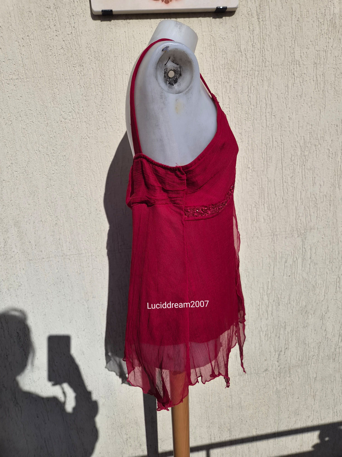 Haut en voile brodé rouge