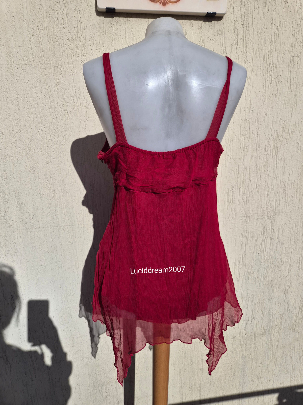 Haut en voile brodé rouge