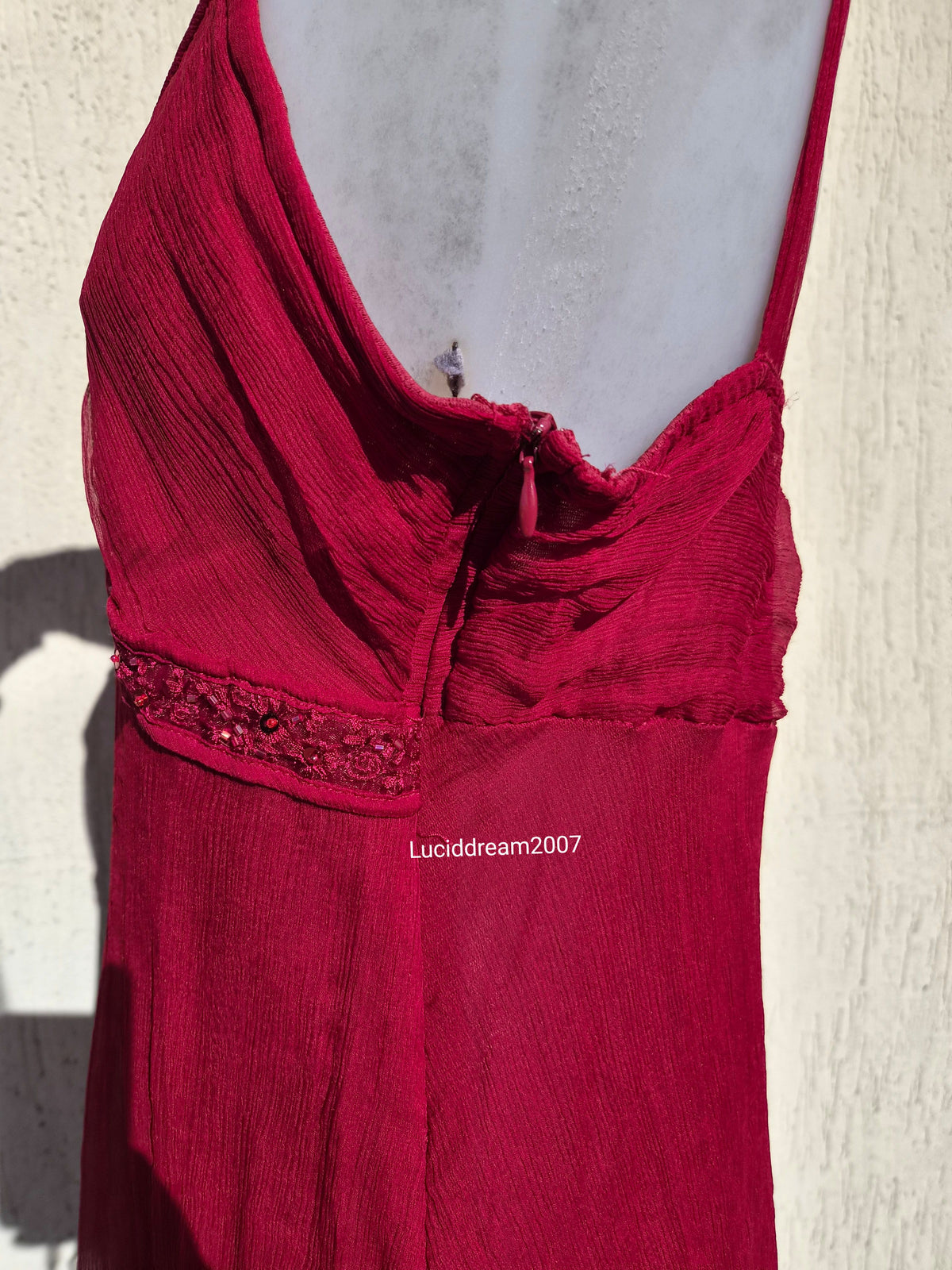Haut en voile brodé rouge