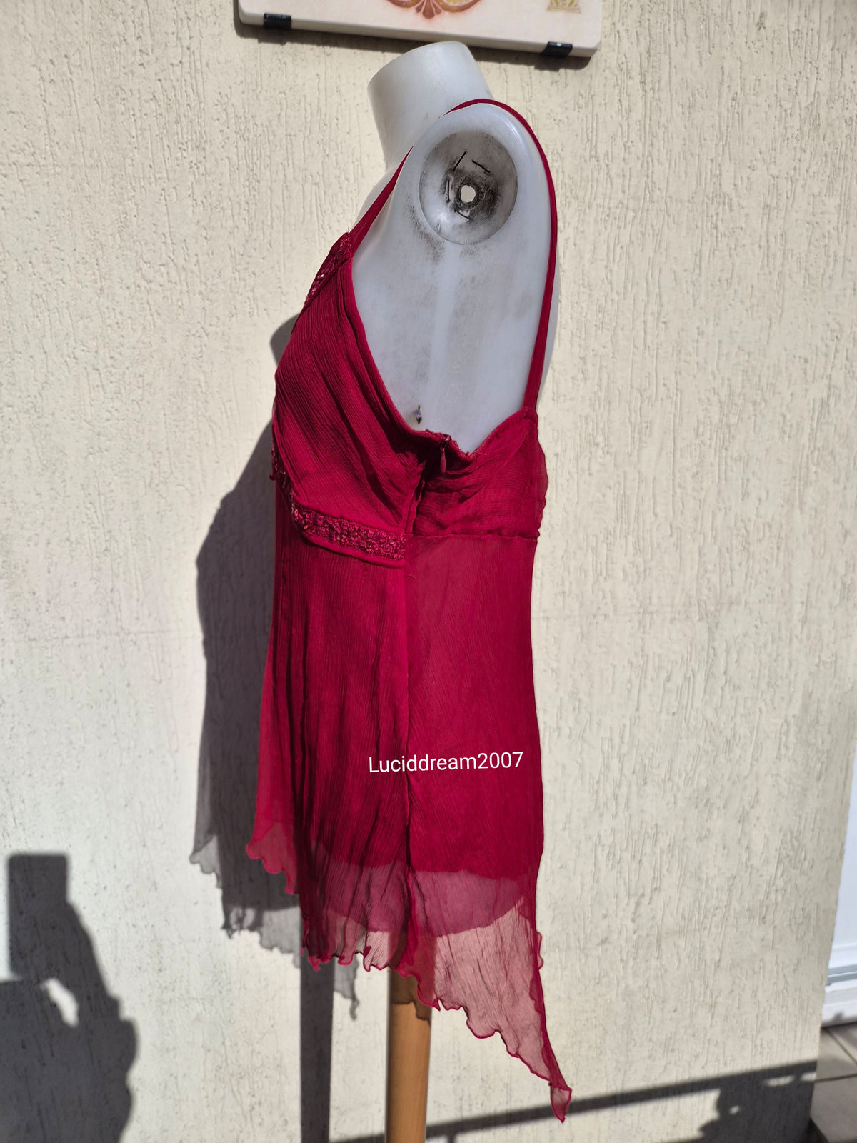 Haut en voile brodé rouge