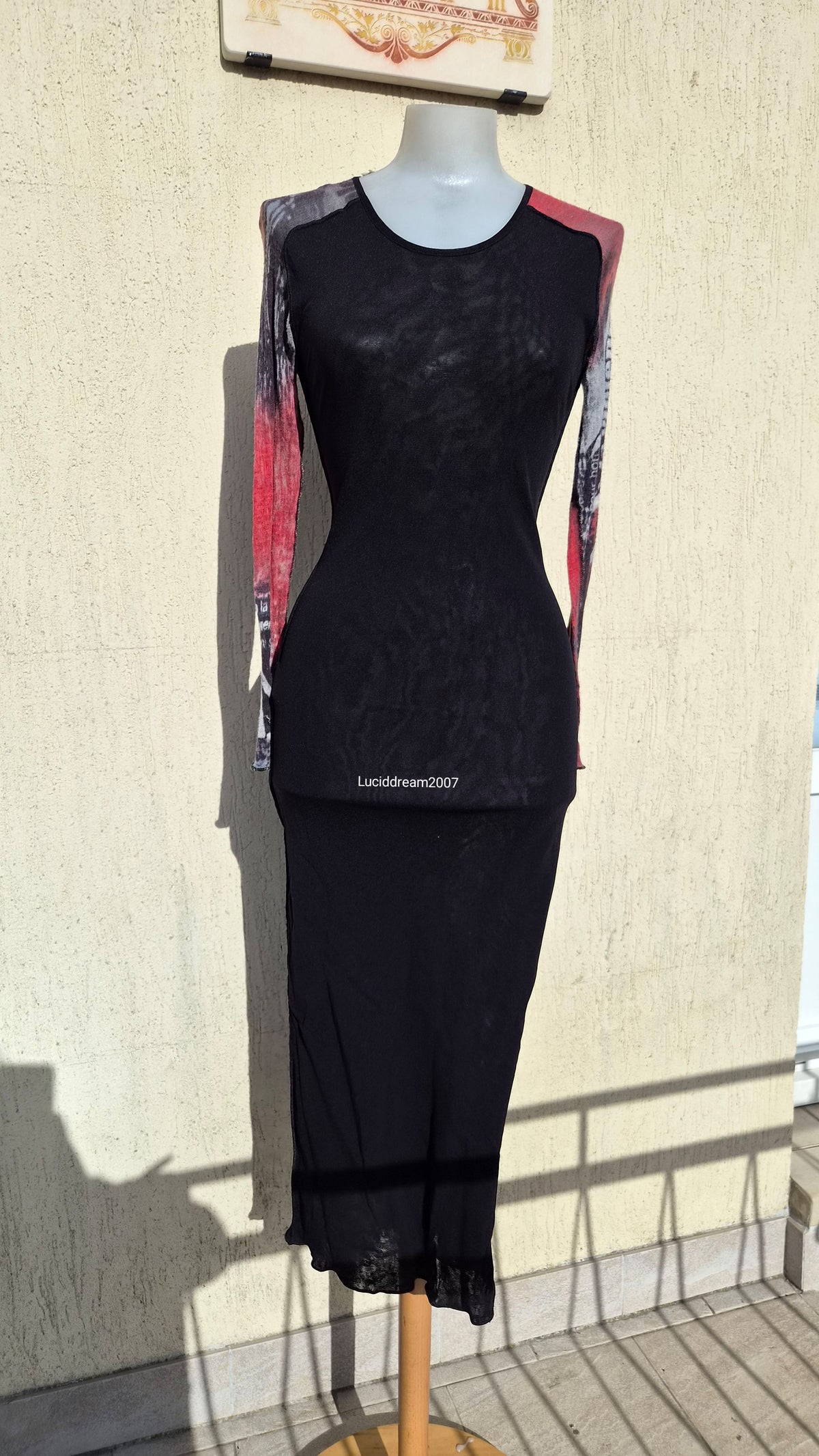 Robe en voile noire et rouge