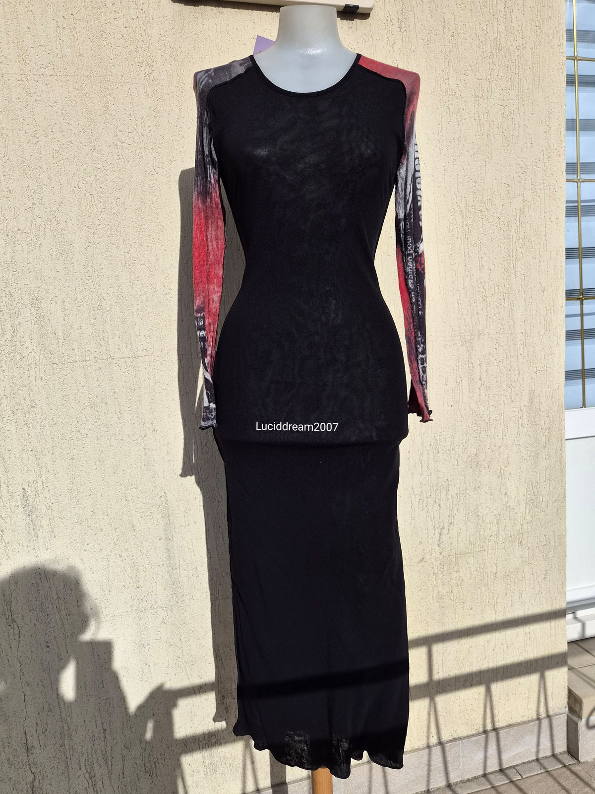 Robe en voile noire et rouge