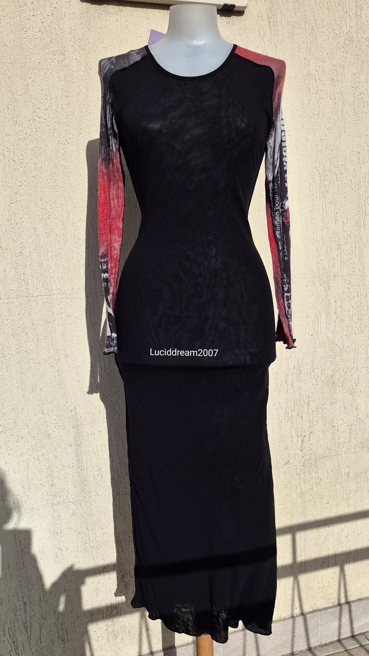 Robe en voile noire et rouge