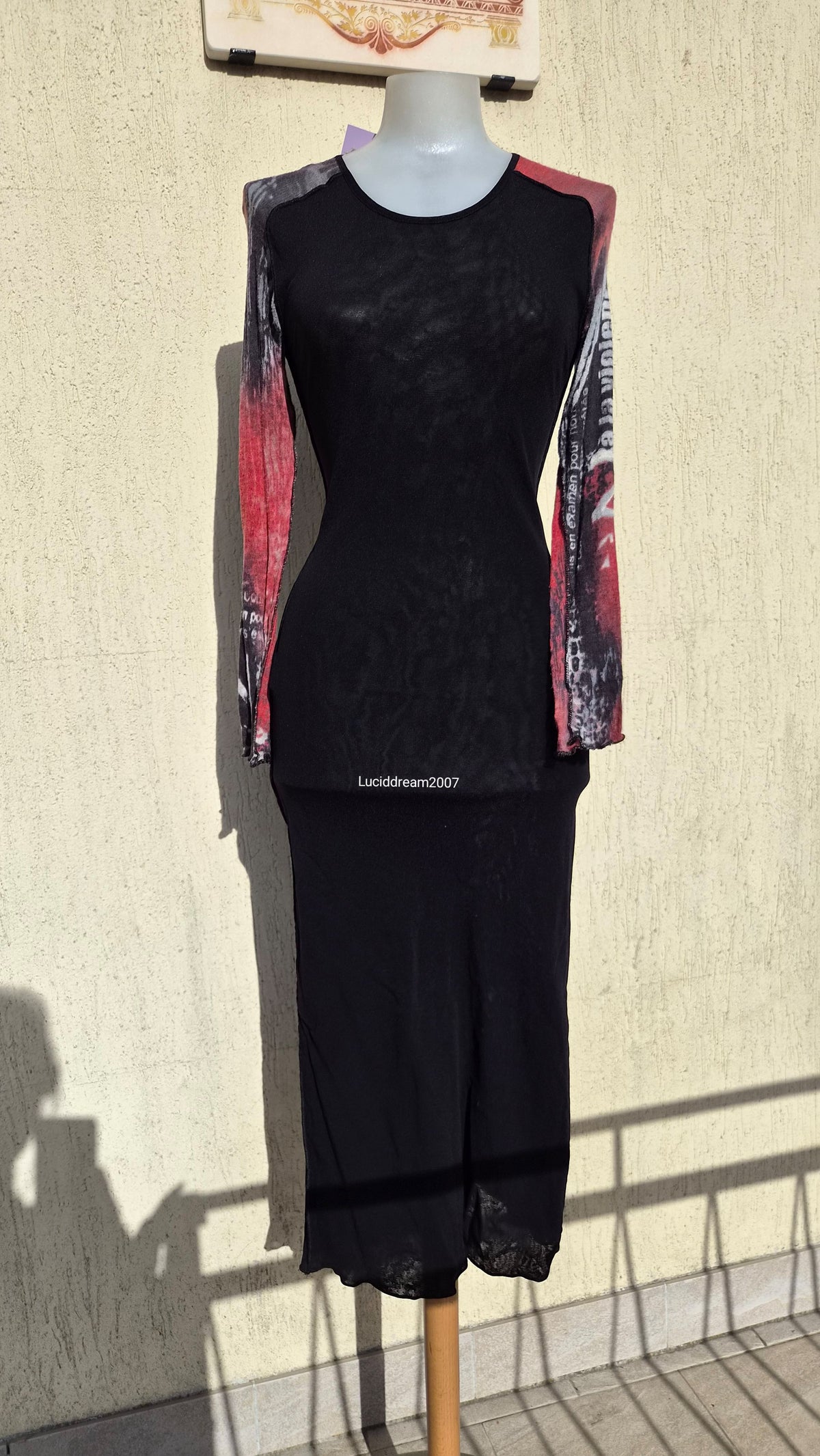 Robe en voile noire et rouge