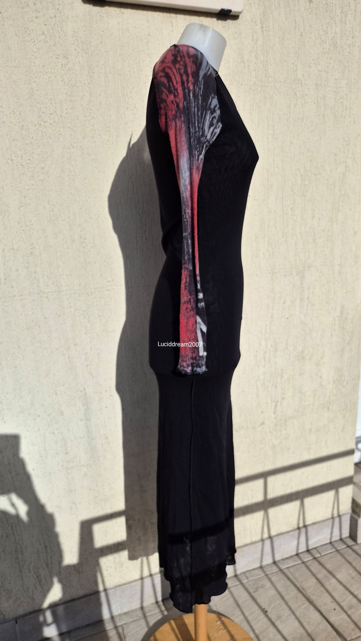 Robe en voile noire et rouge