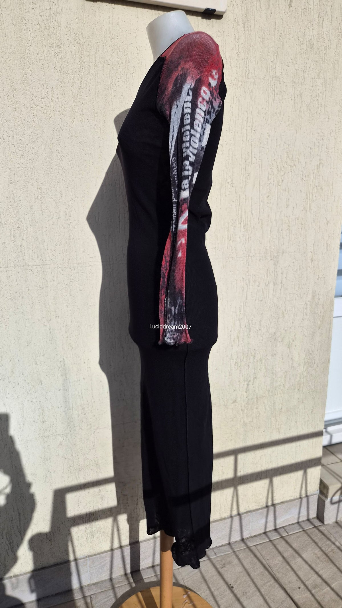 Robe en voile noire et rouge