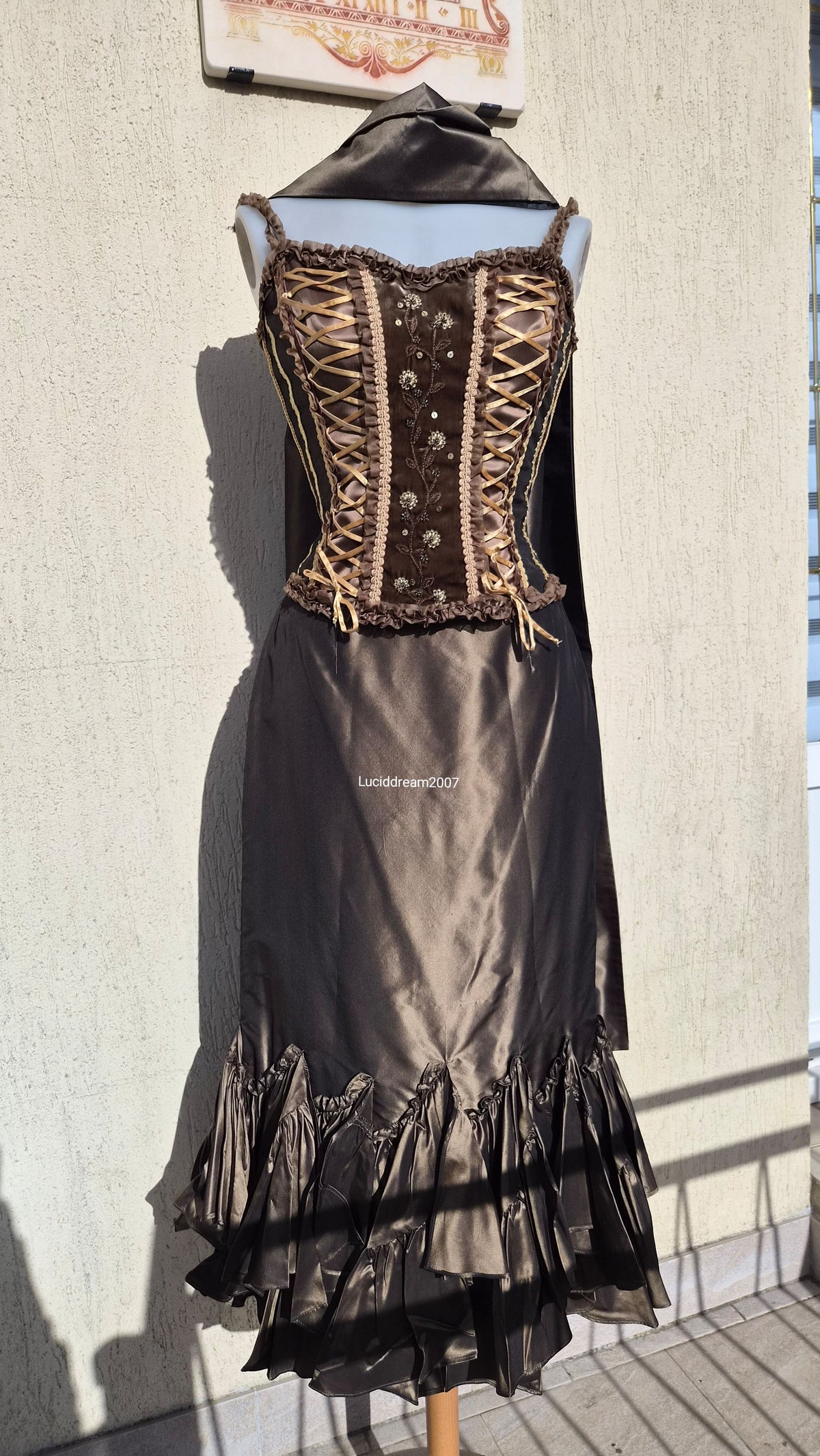 Silk outfit in brown and green tones