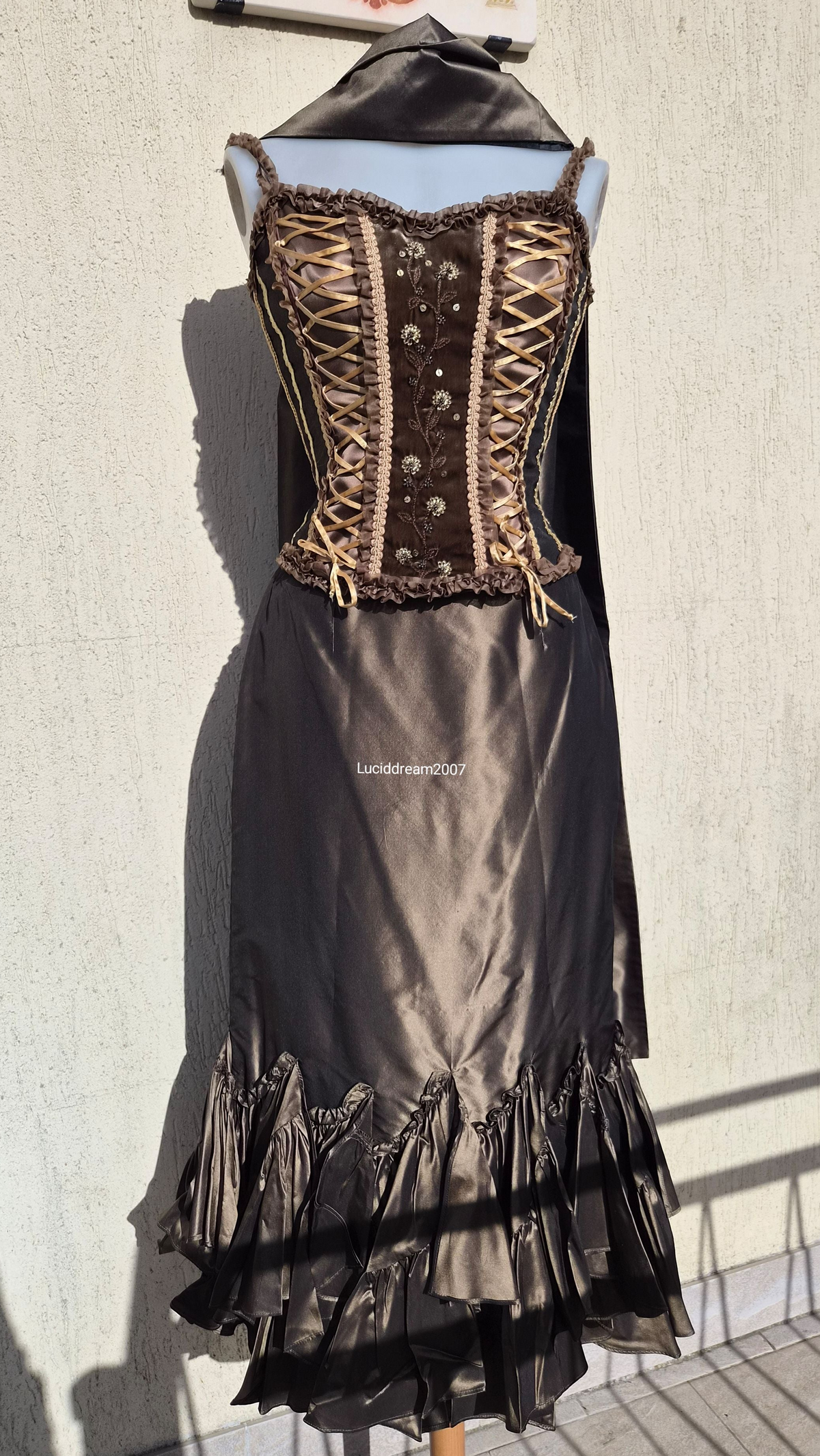 Silk outfit in brown and green tones