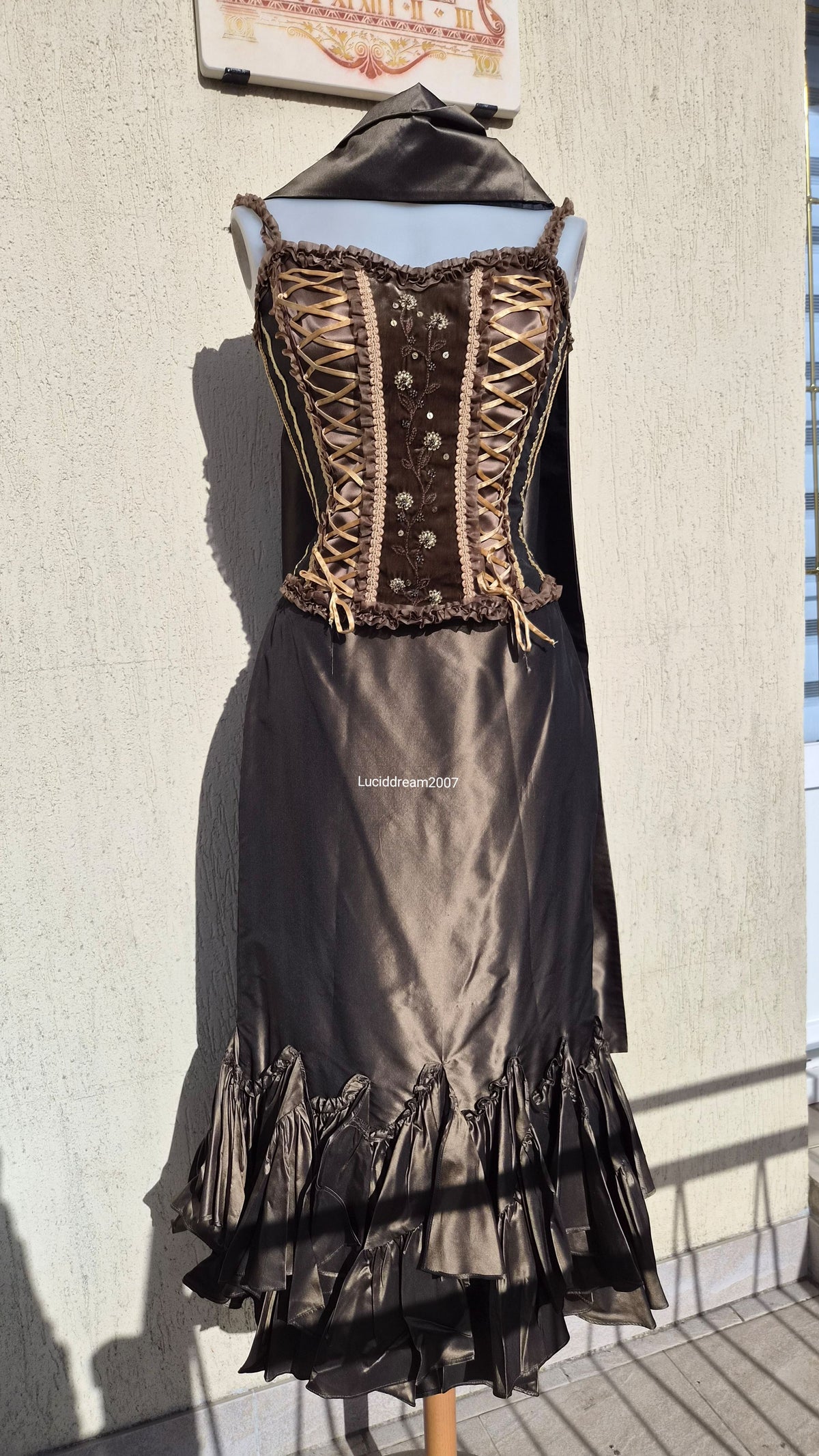Silk outfit in brown and green tones