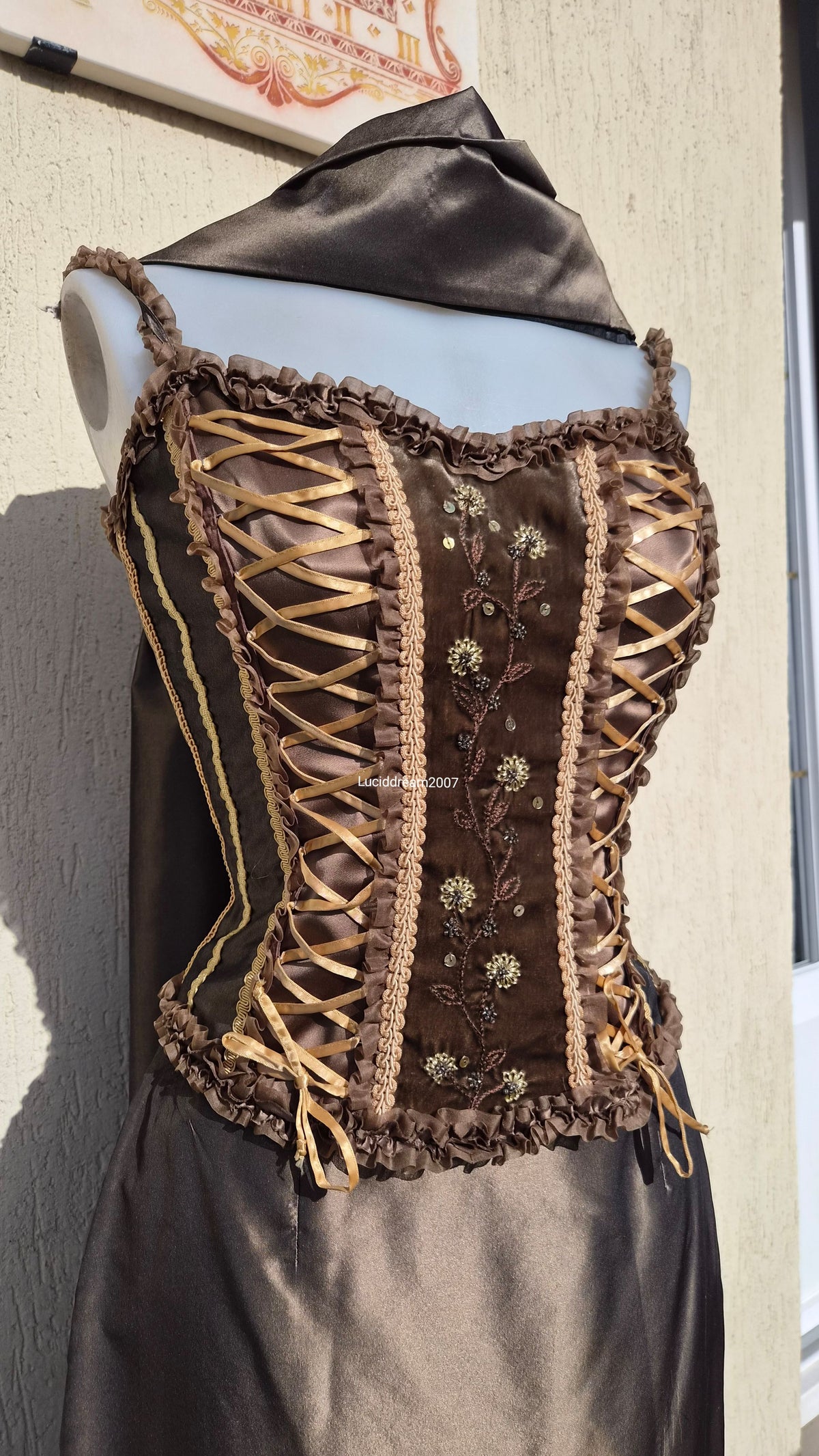 Silk outfit in brown and green tones