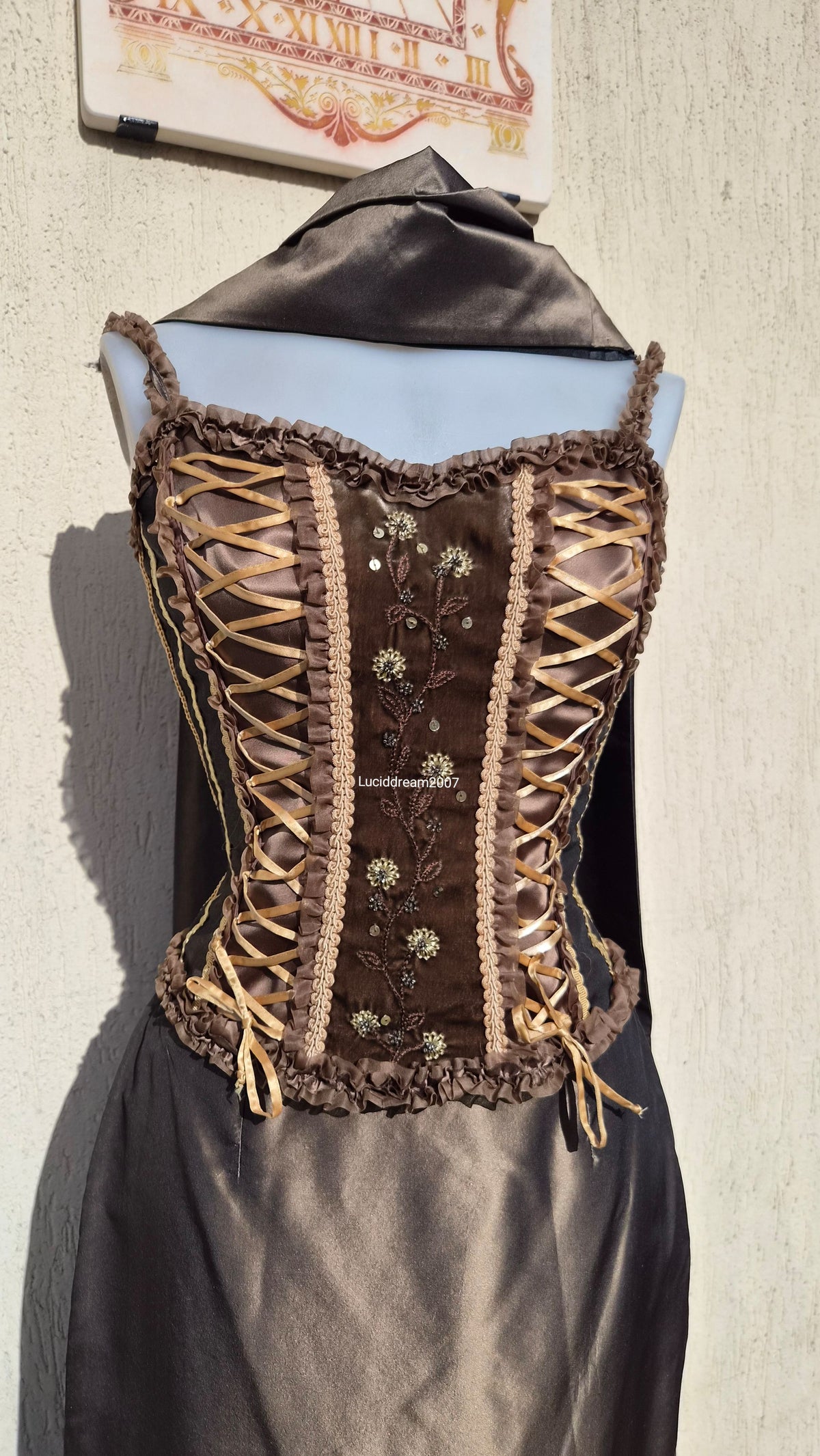 Silk outfit in brown and green tones
