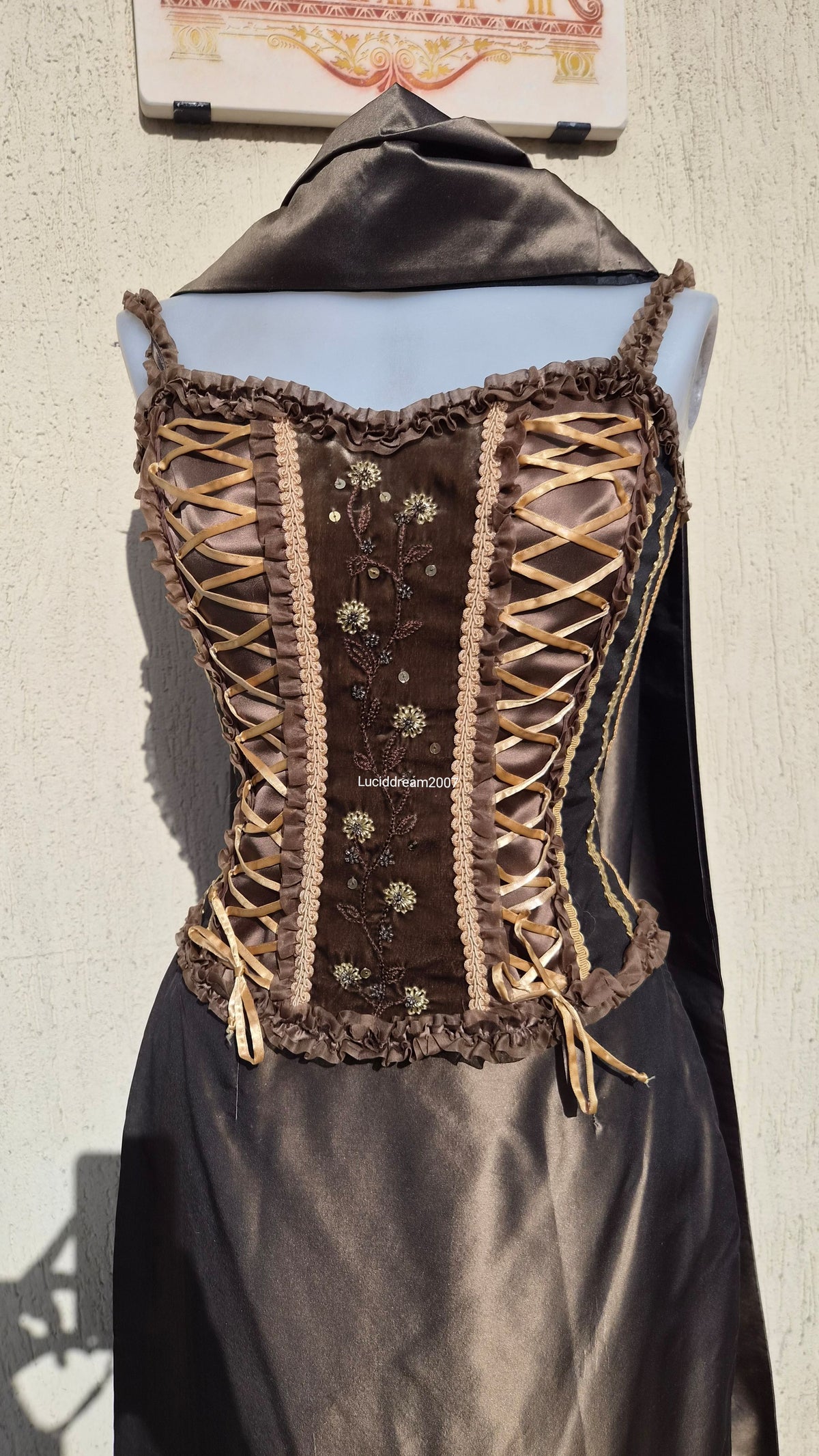 Silk outfit in brown and green tones