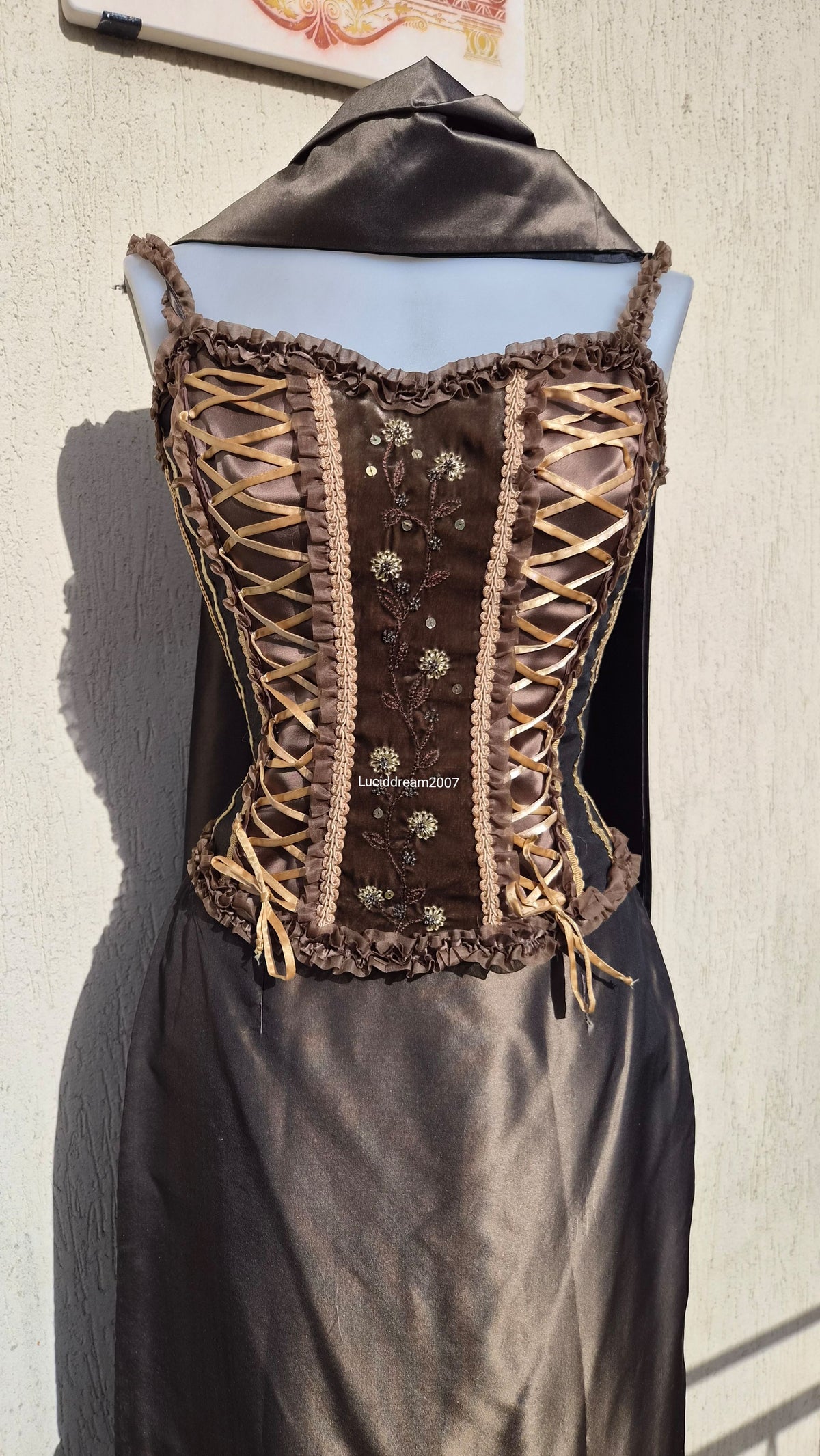 Silk outfit in brown and green tones
