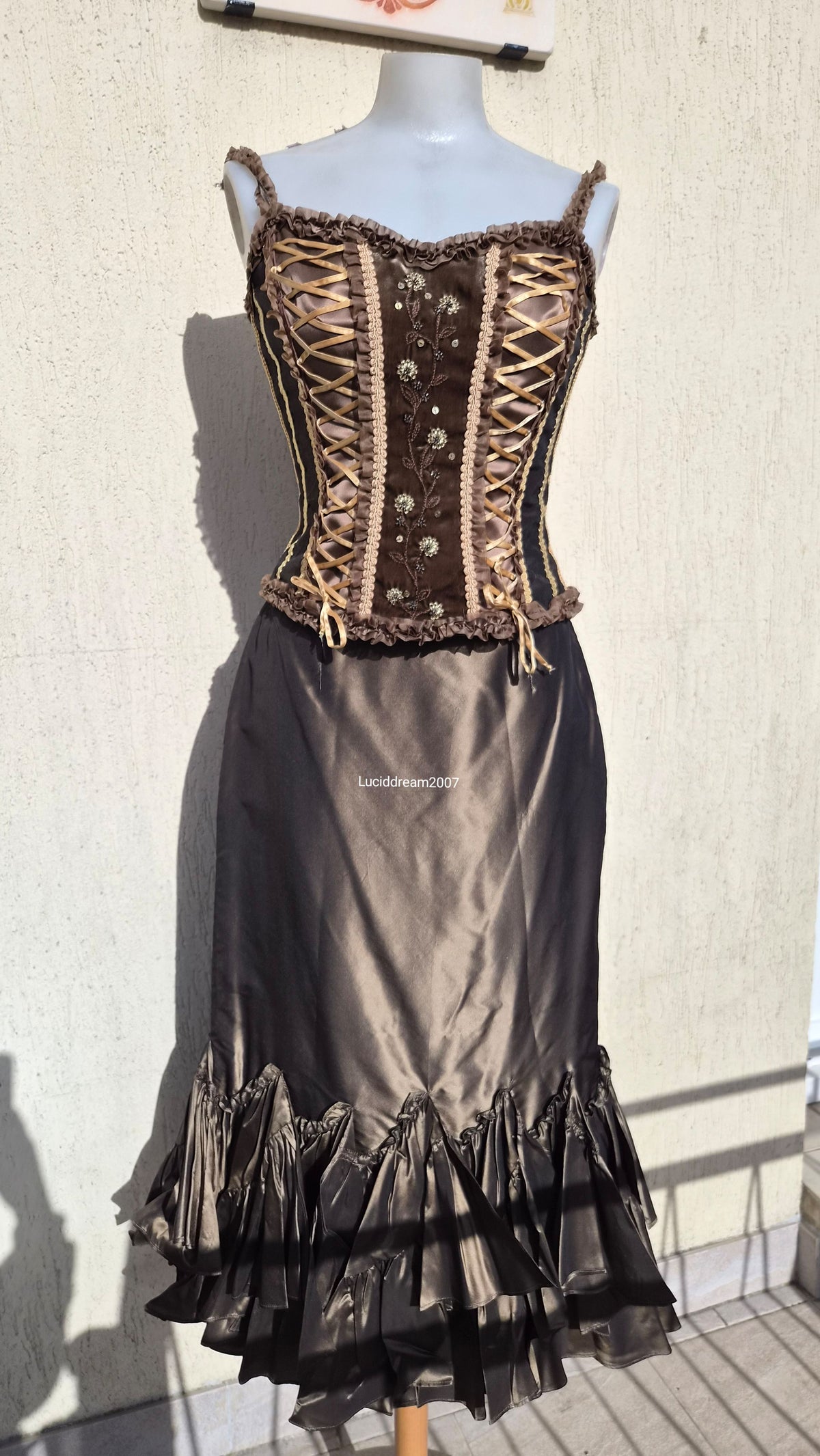Silk outfit in brown and green tones