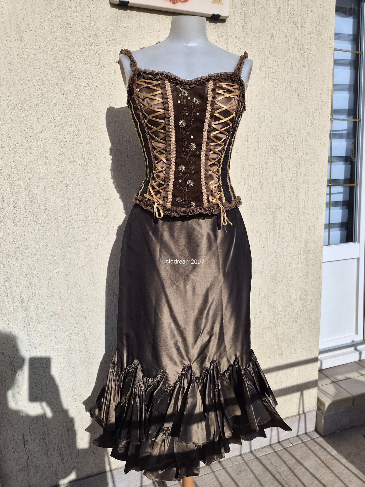 Silk outfit in brown and green tones