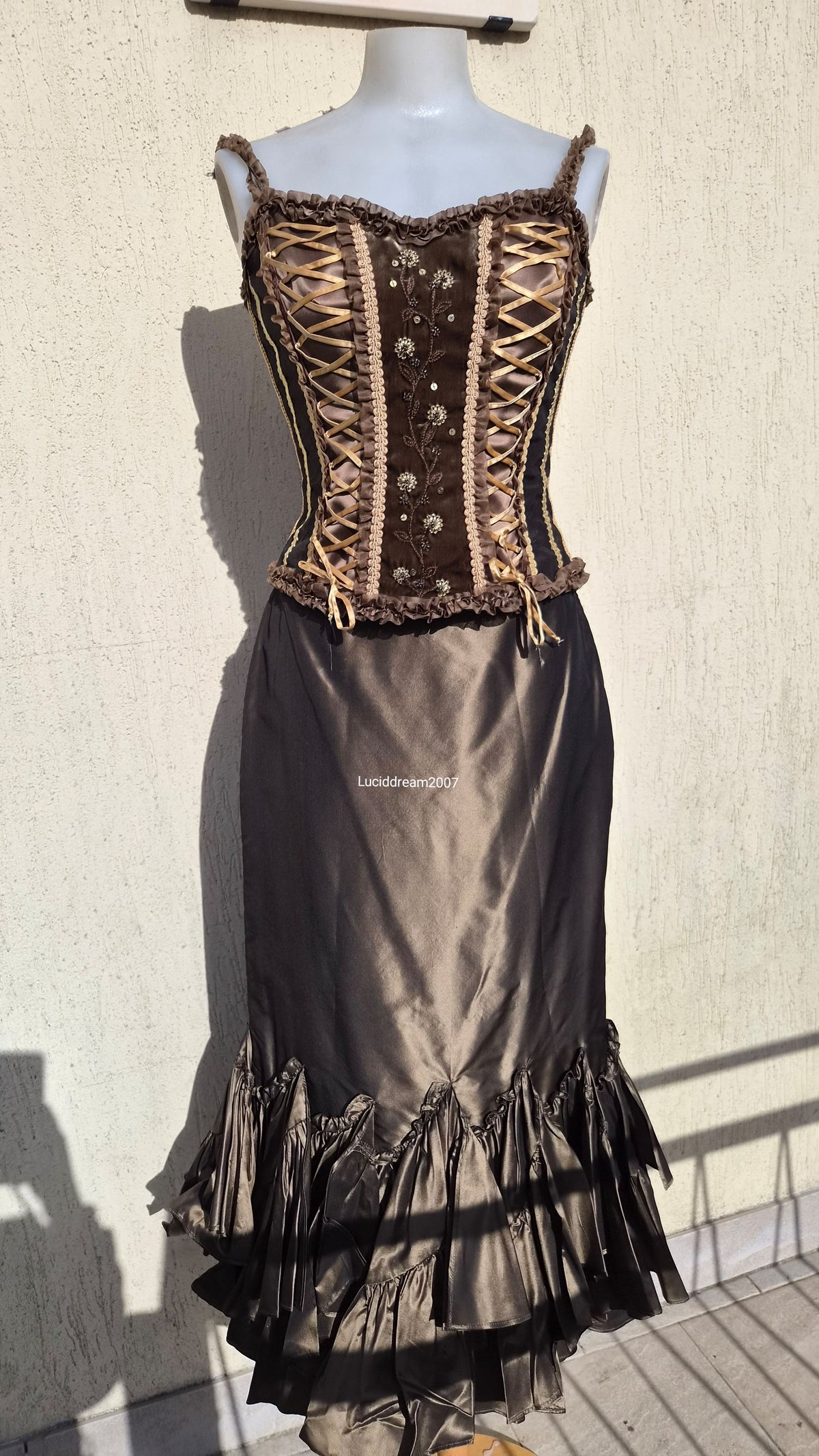 Silk outfit in brown and green tones