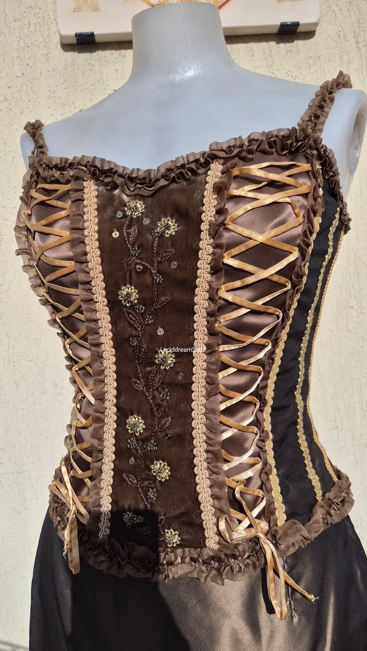 Silk outfit in brown and green tones
