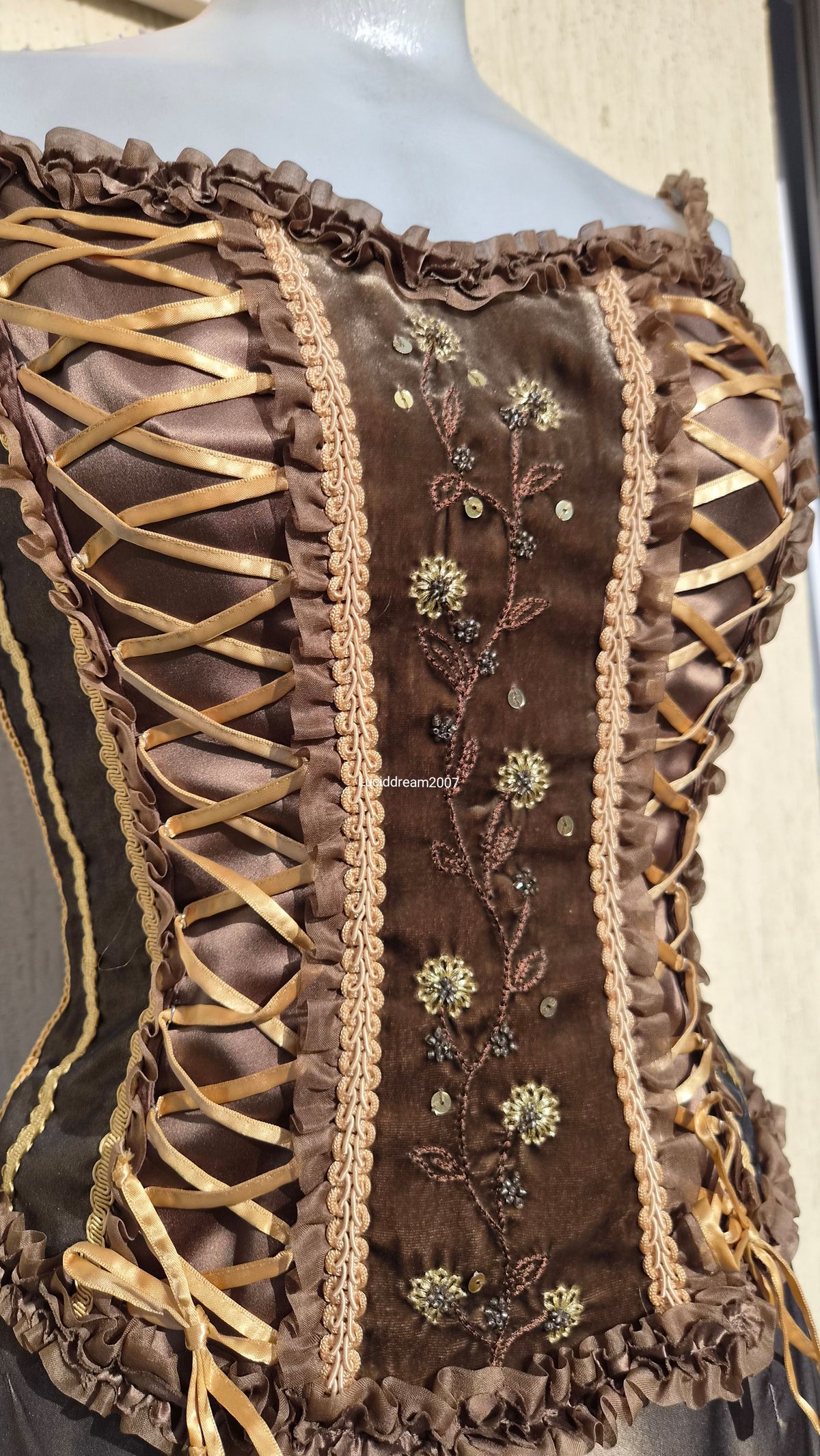 Silk outfit in brown and green tones