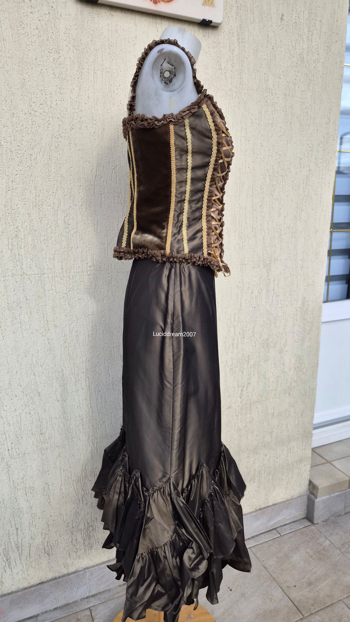 Silk outfit in brown and green tones