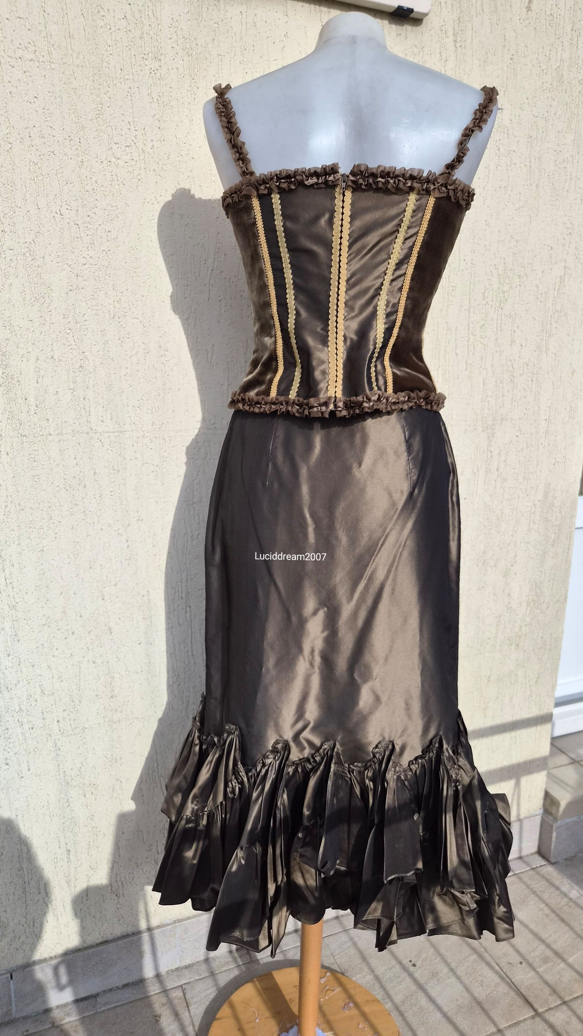 Silk outfit in brown and green tones