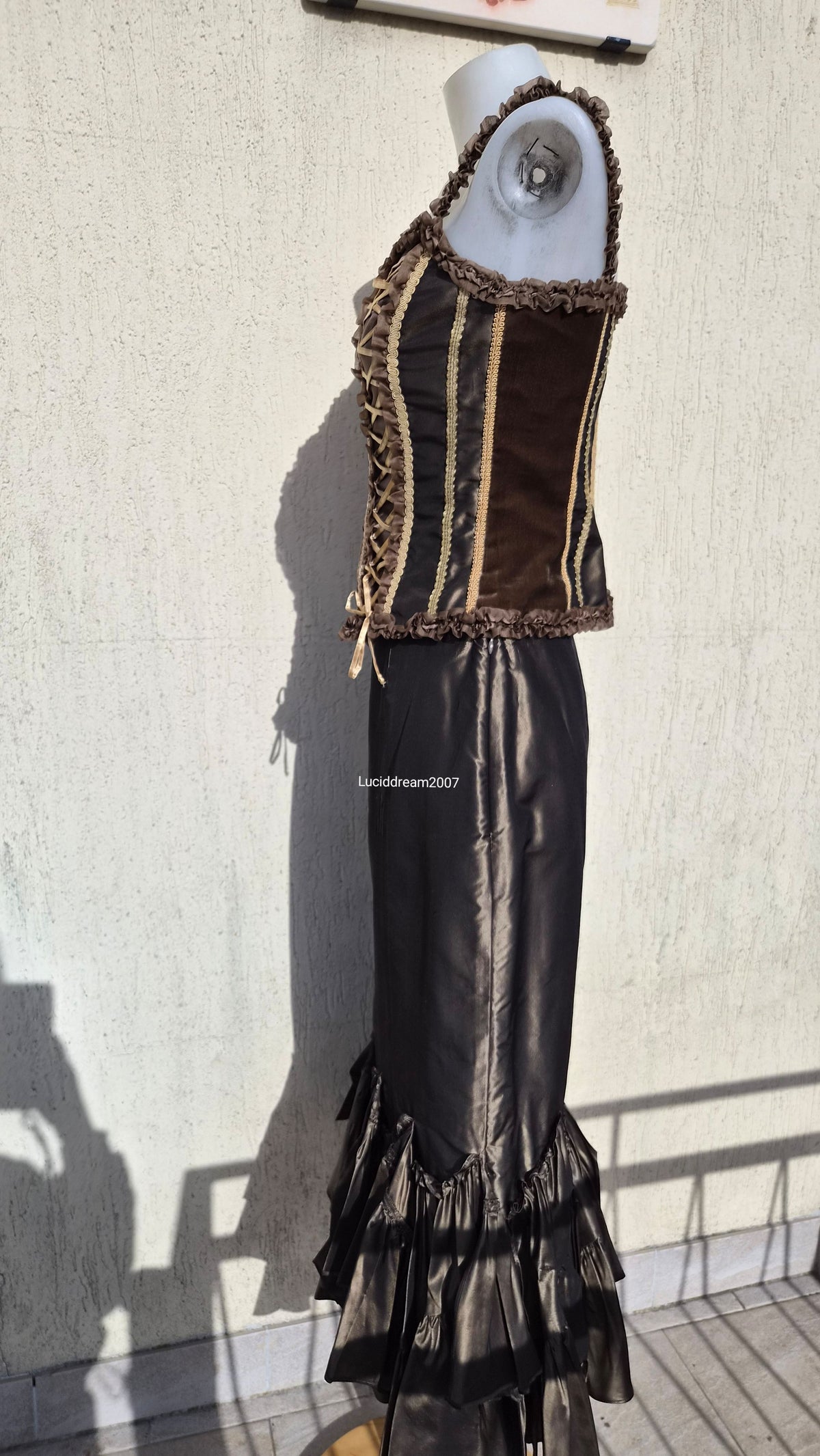 Silk outfit in brown and green tones