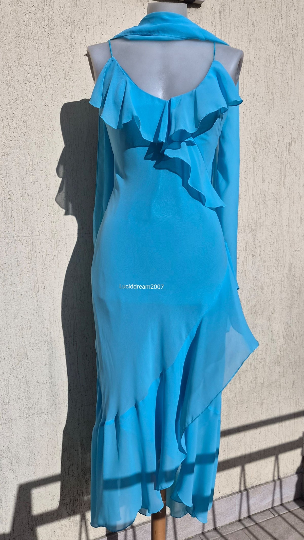 Robe bleue en voile à volants
