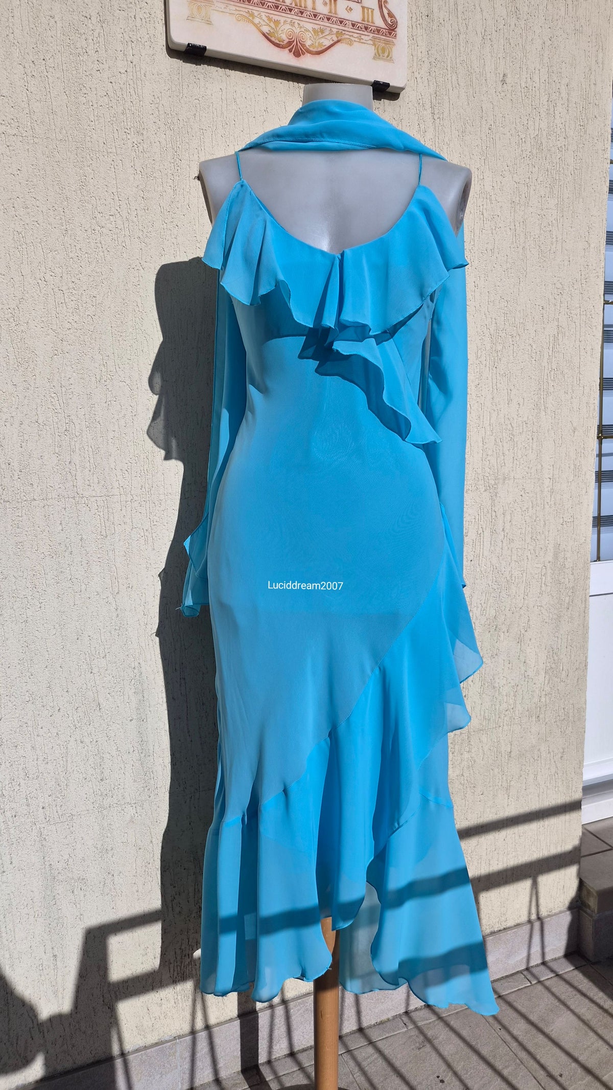 Robe bleue en voile à volants