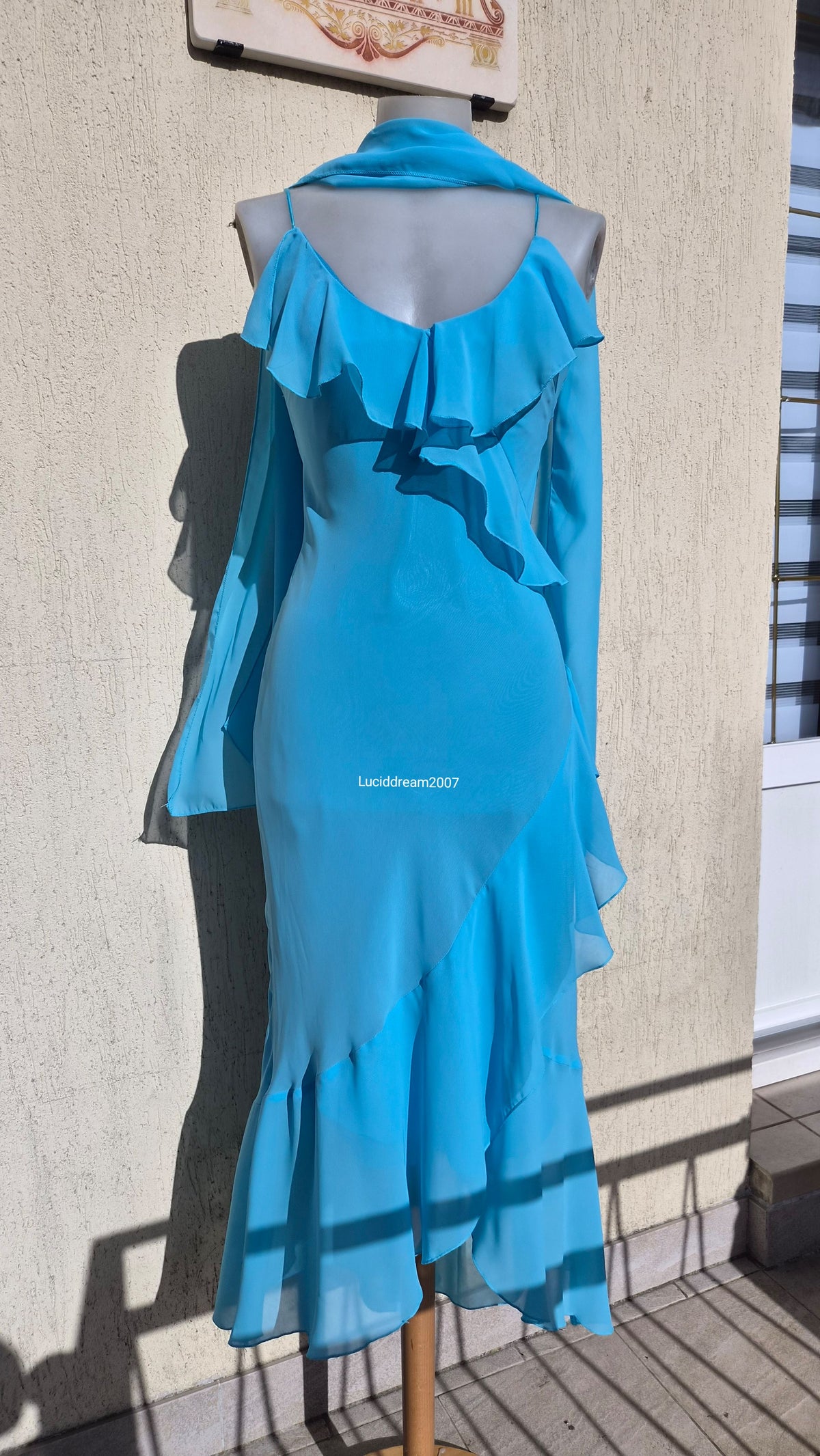 Robe bleue en voile à volants
