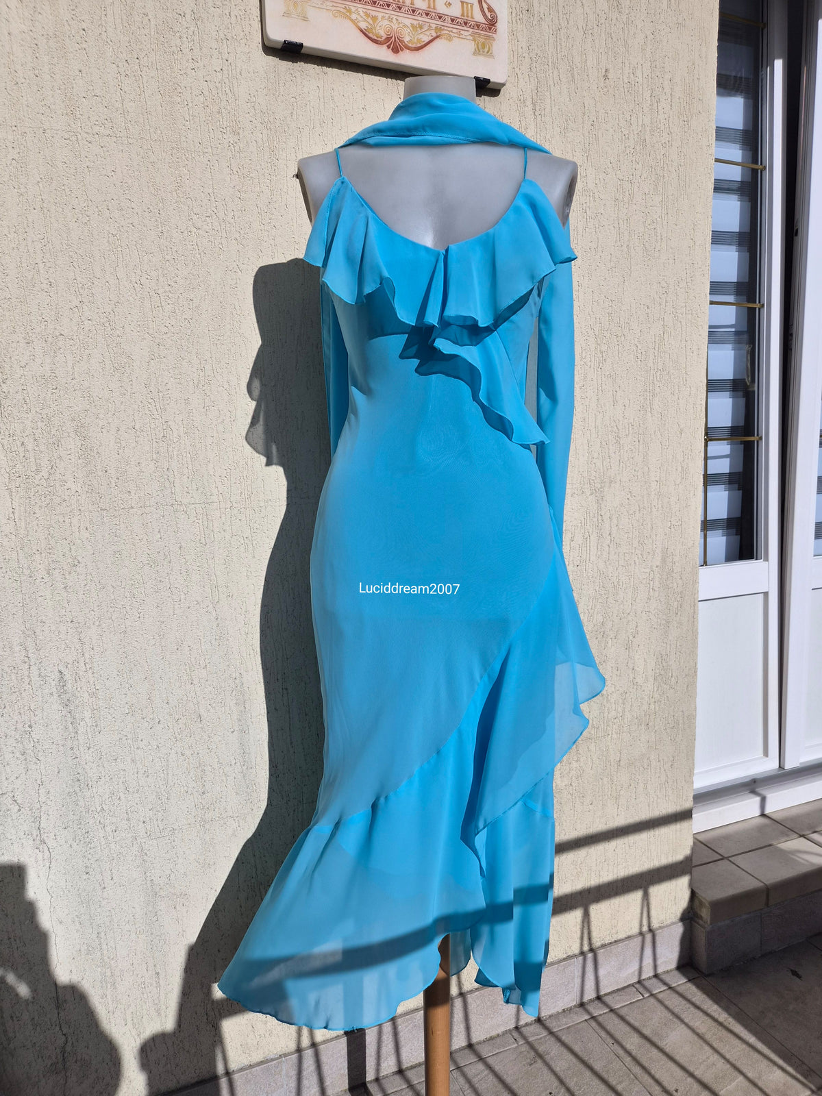 Robe bleue en voile à volants