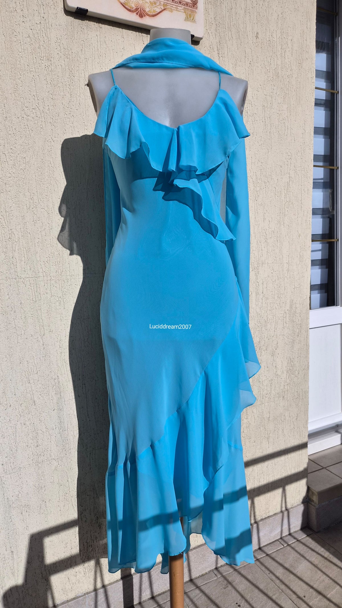 Robe bleue en voile à volants