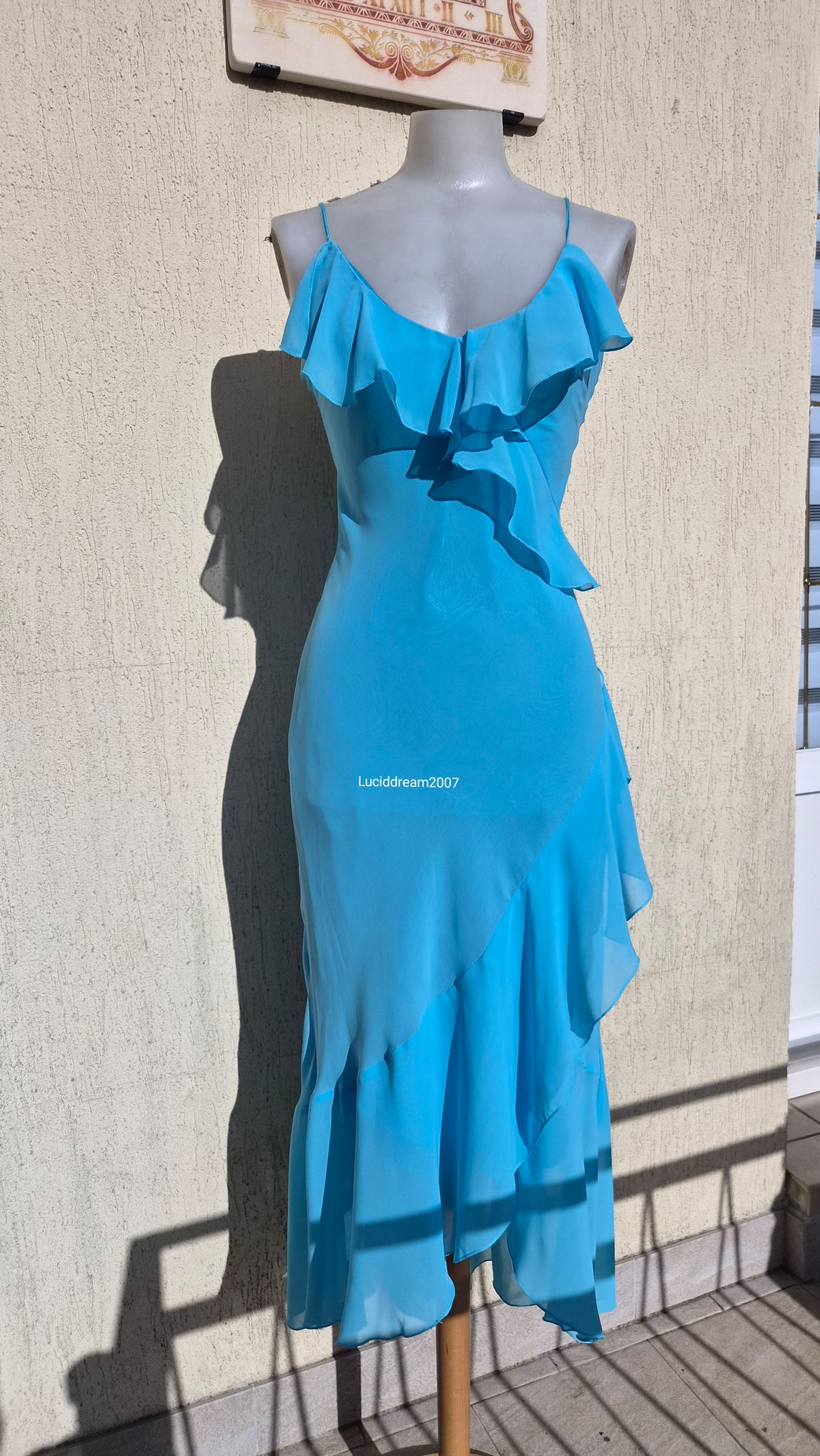 Robe bleue en voile à volants