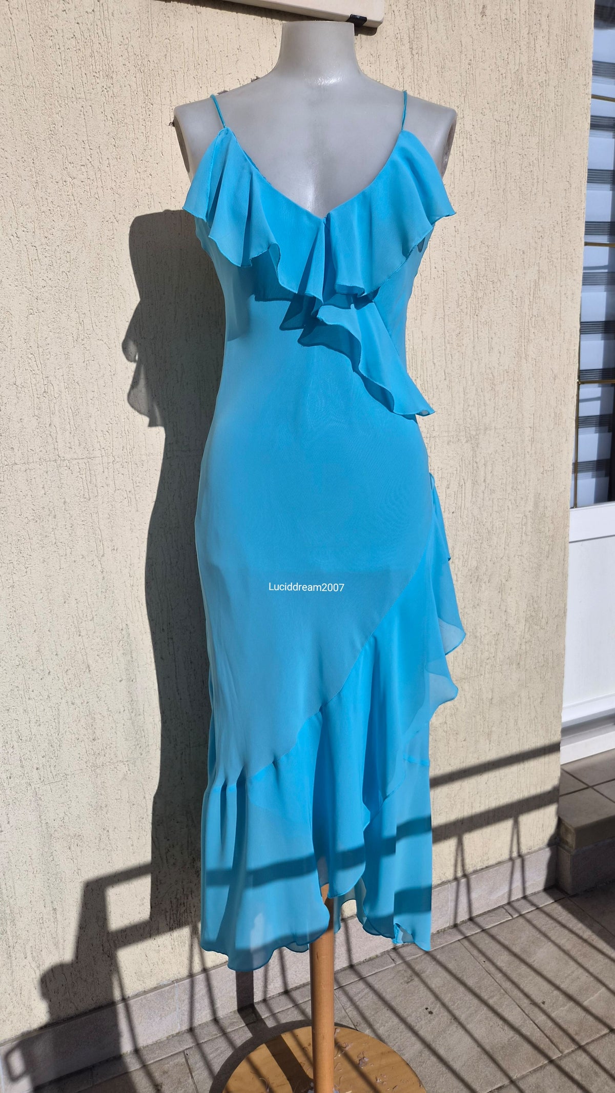 Robe bleue en voile à volants