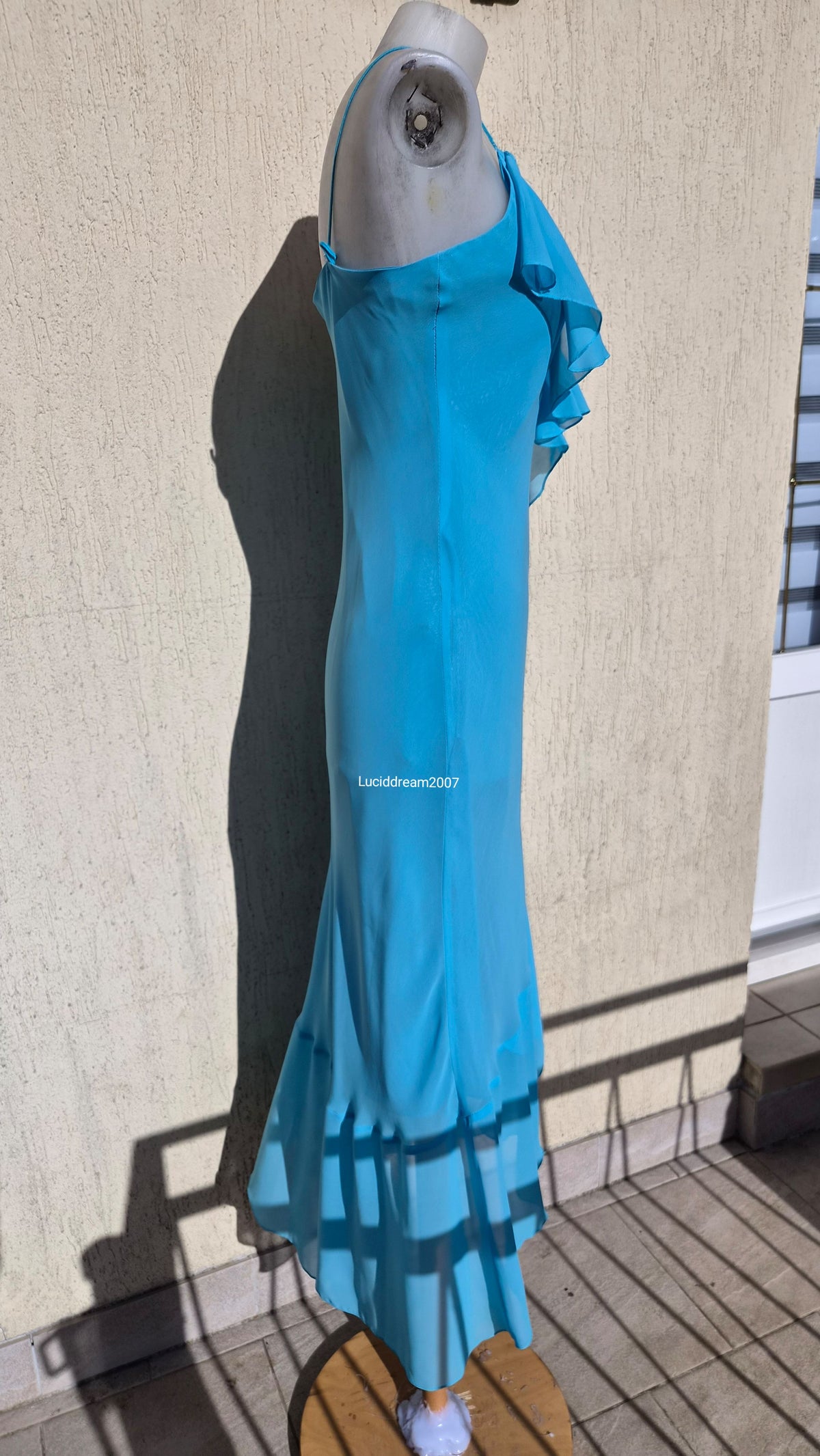 Robe bleue en voile à volants