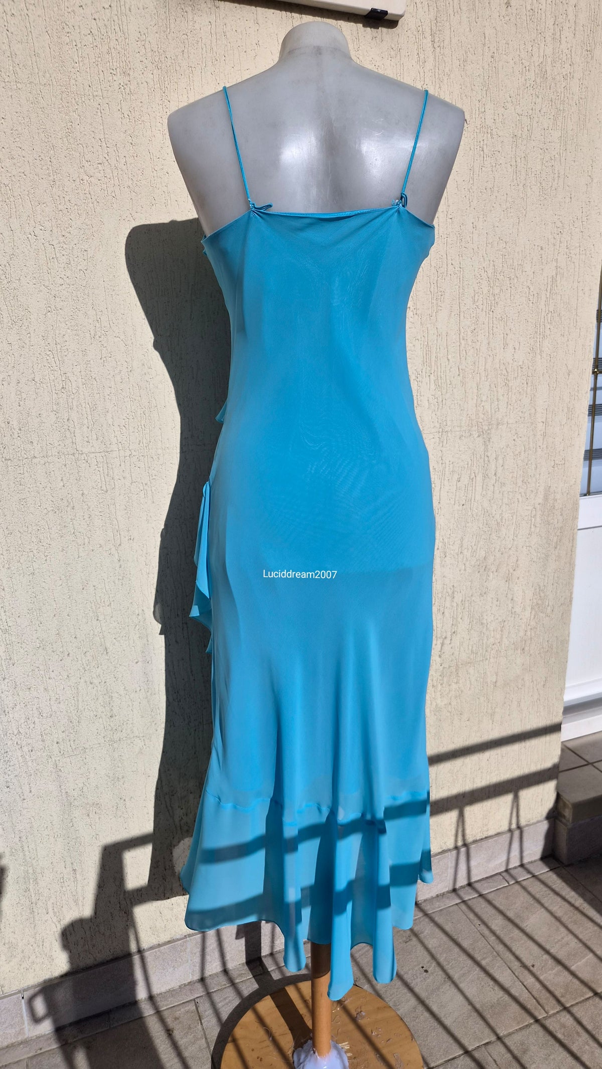 Robe bleue en voile à volants