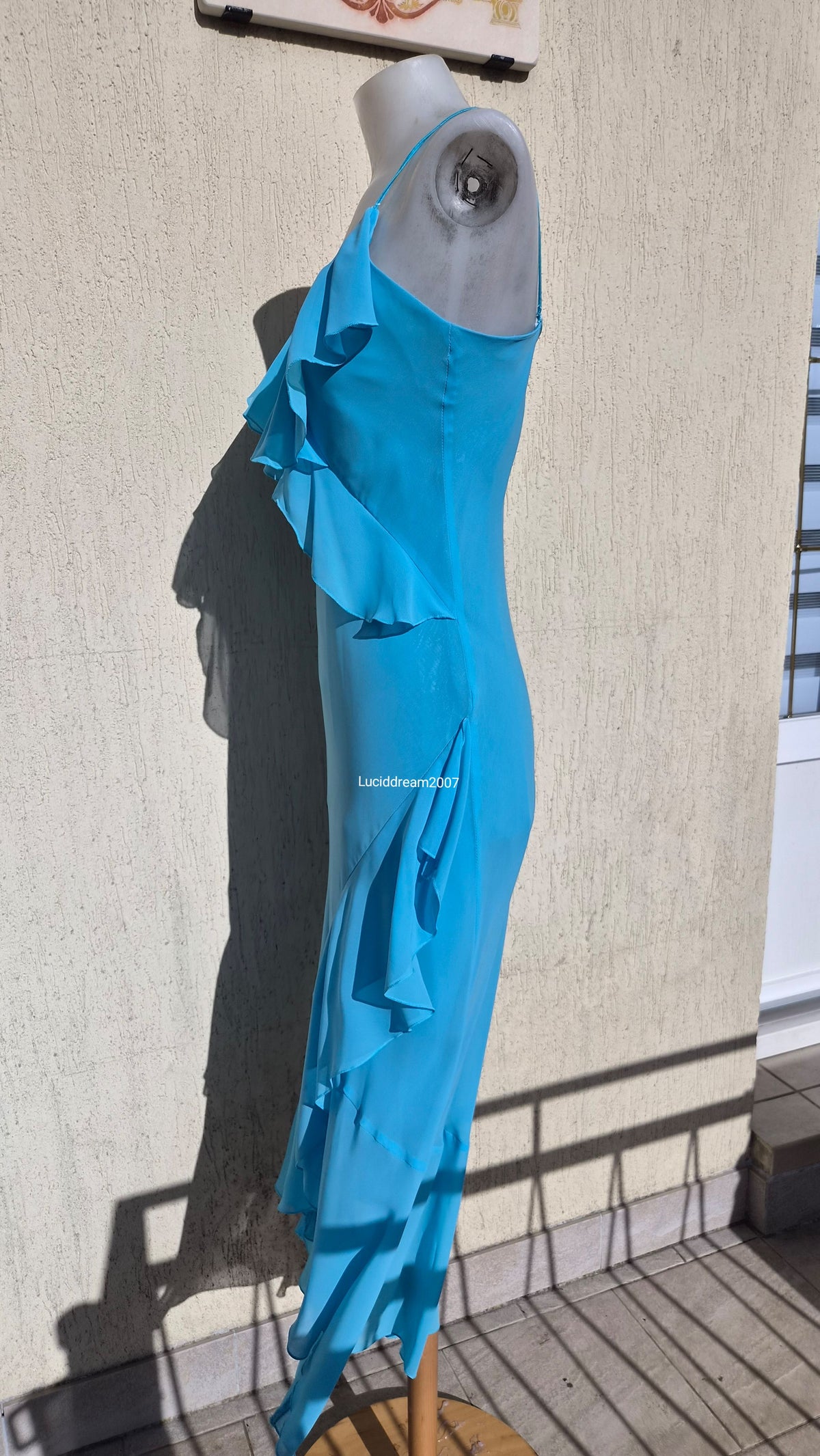 Robe bleue en voile à volants