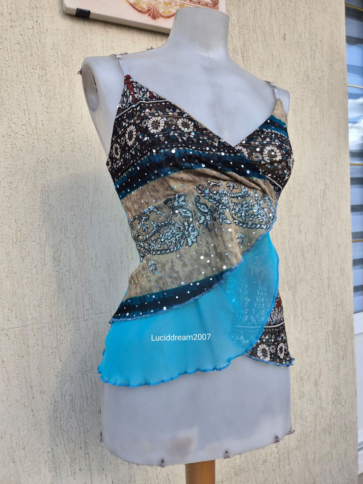 Haut en voile à motifs et strass