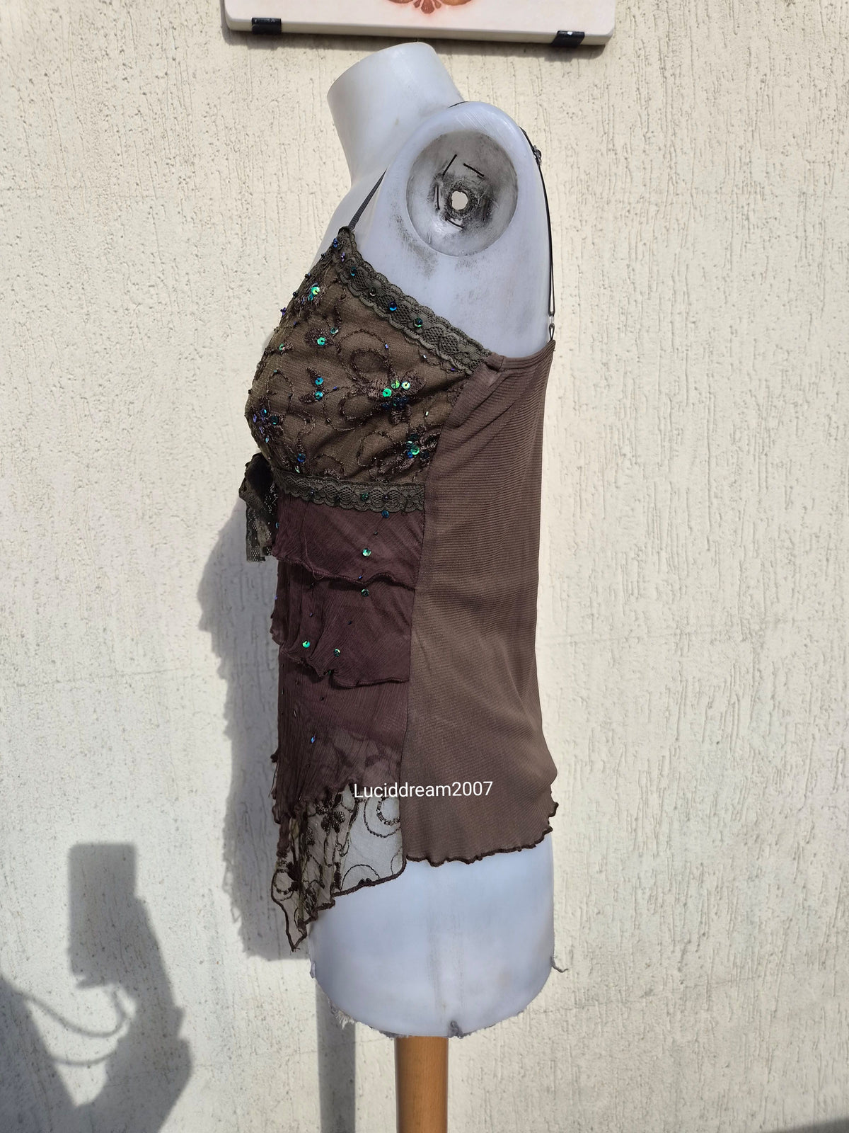 Haut kaki en voile brodé