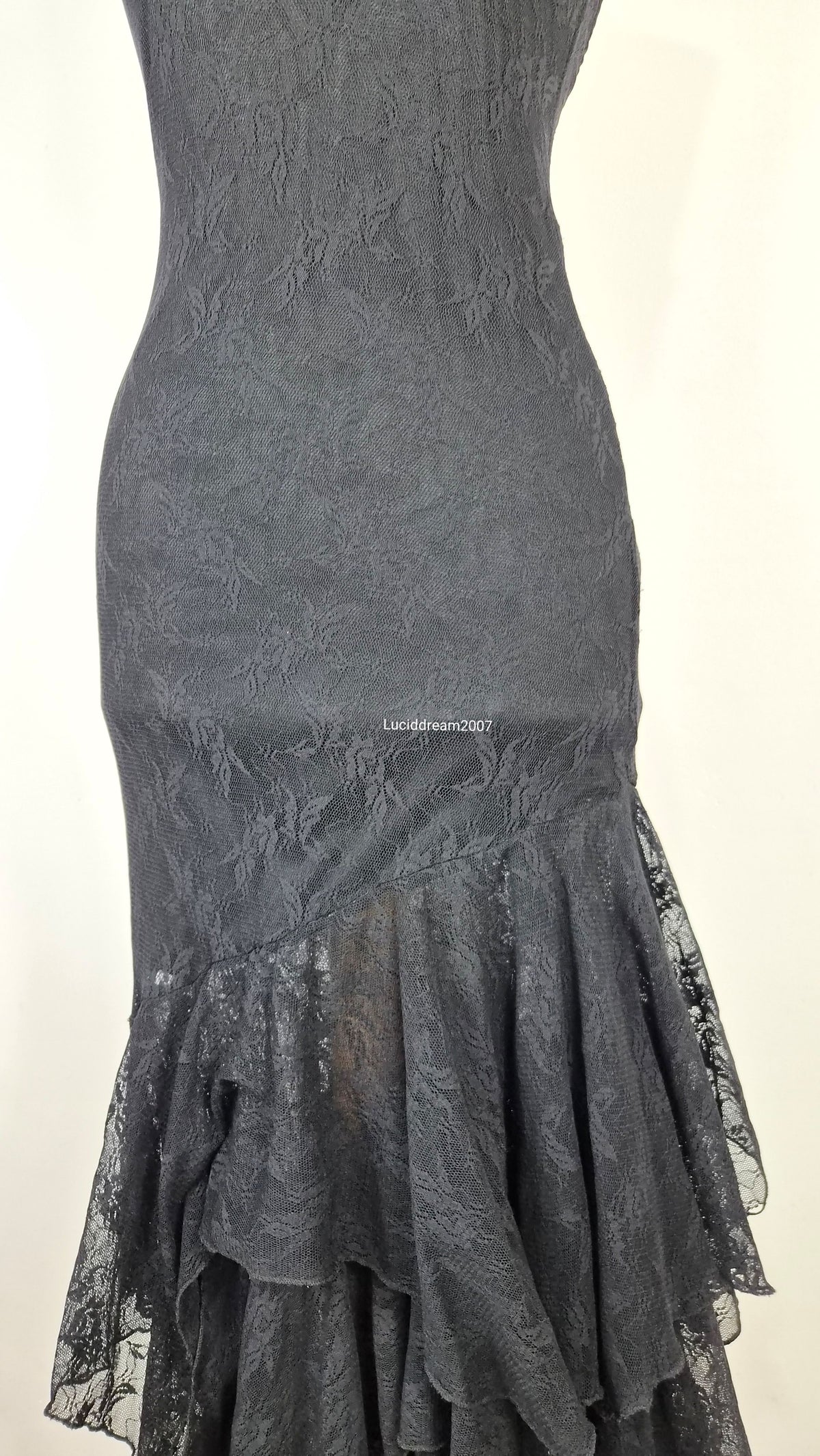 Robe dos nue en dentelle noire