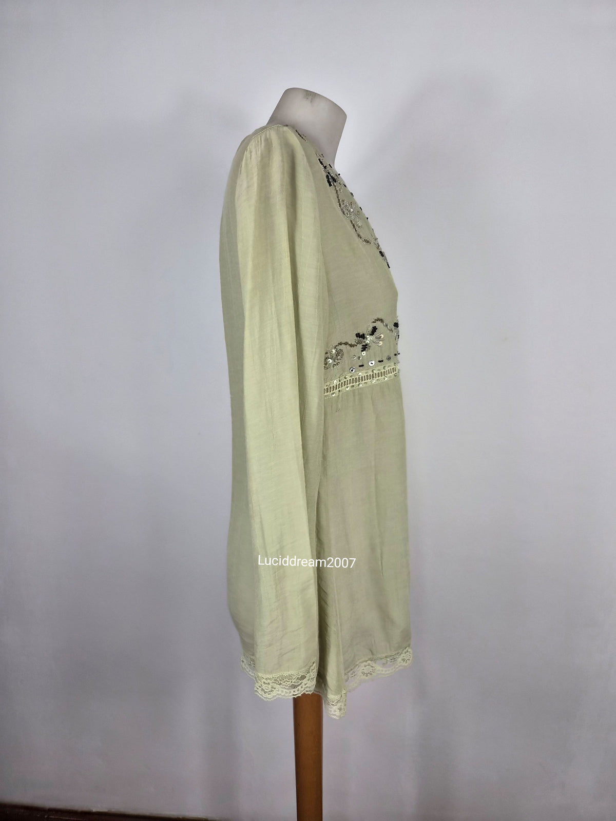 Haut en voile avec broderies