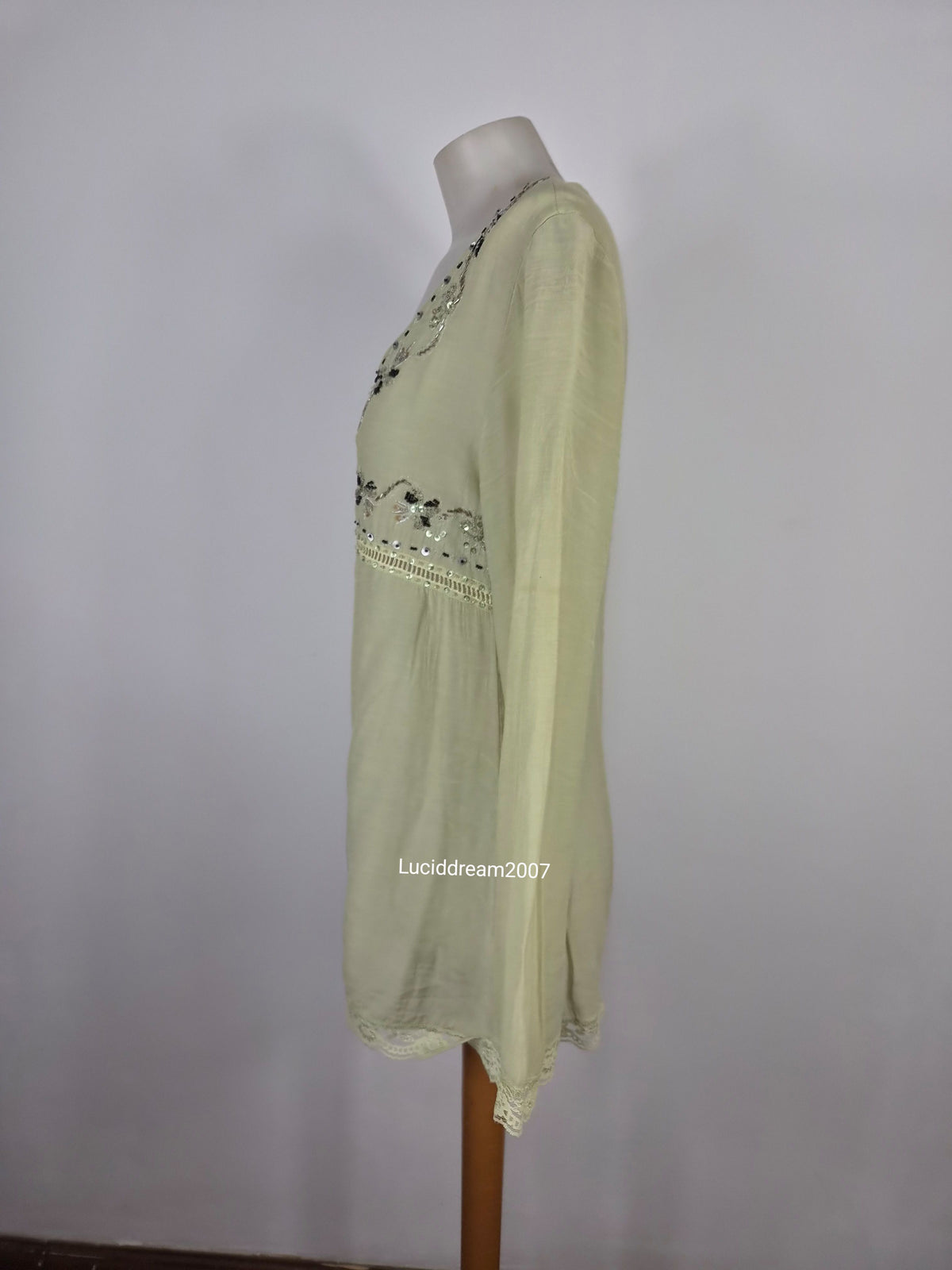 Haut en voile avec broderies