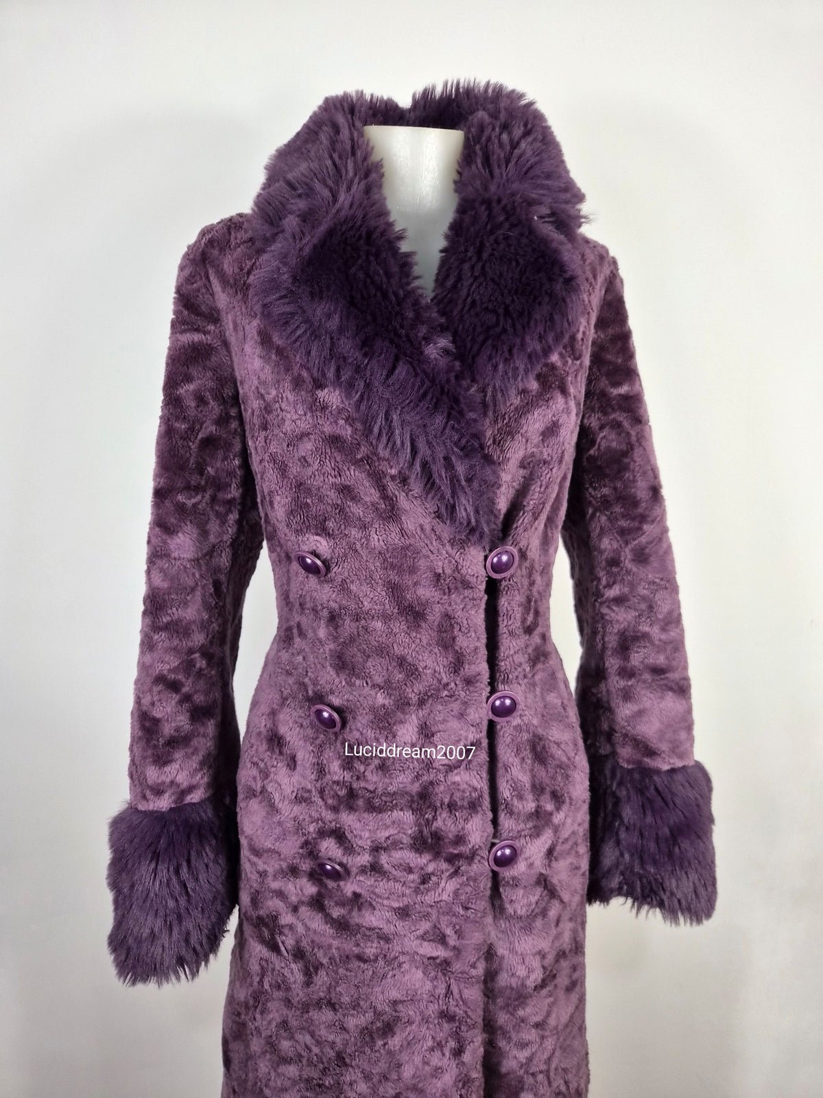 Manteau en fausse fourrure violet