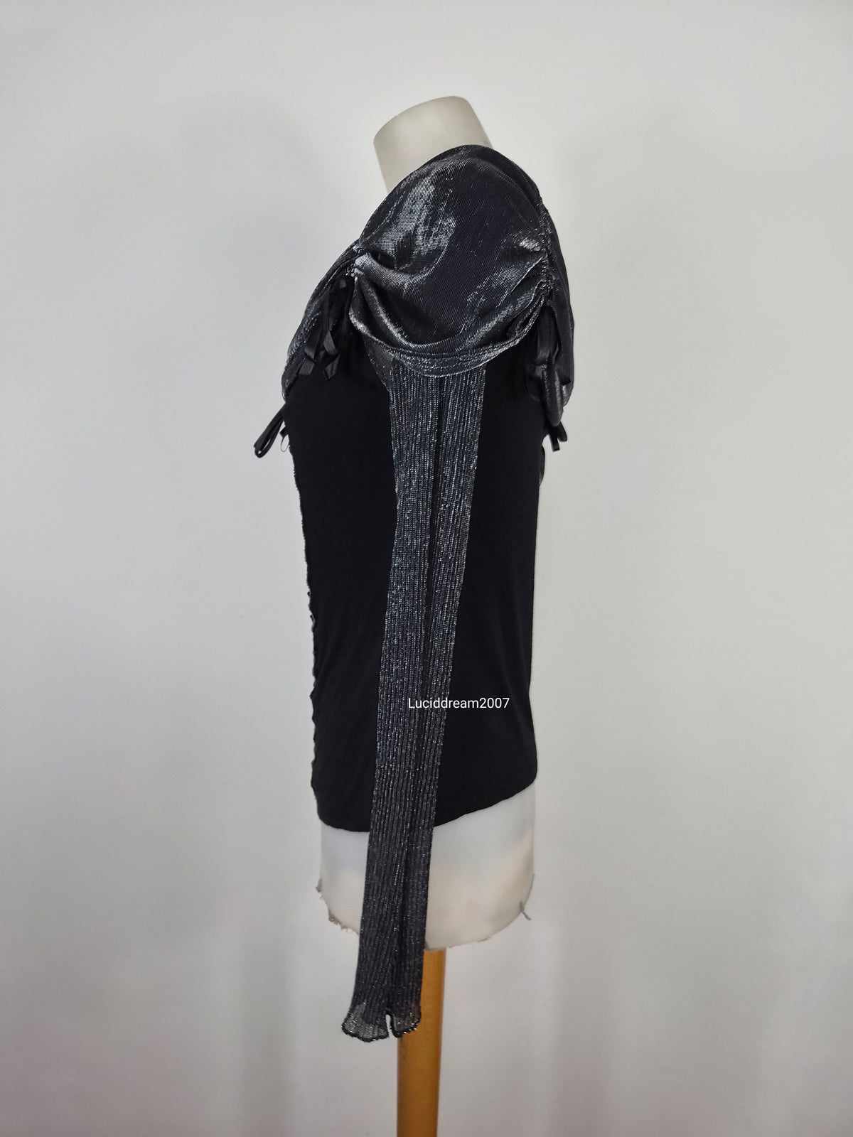 Haut bi matière noir et argent