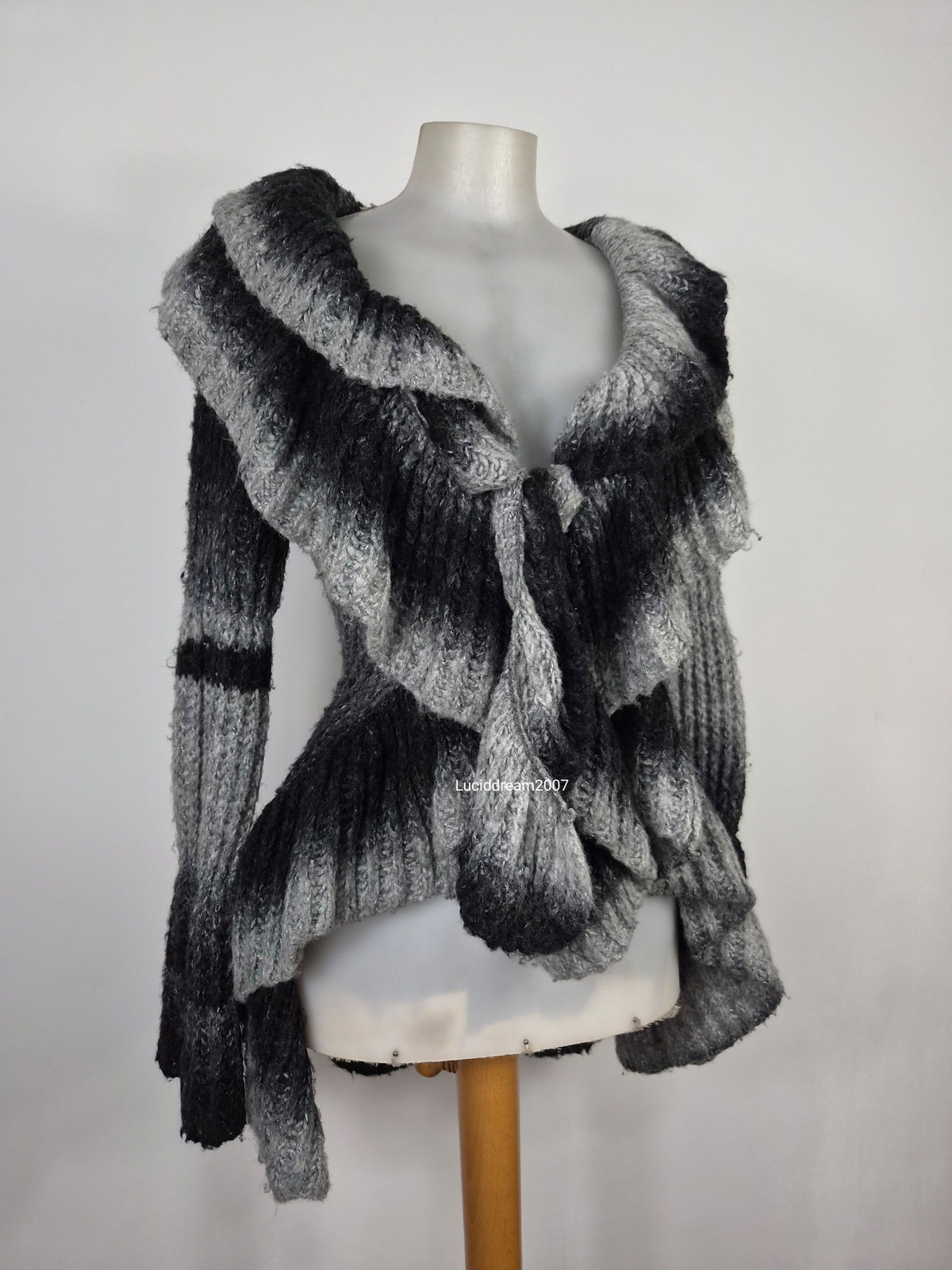 Cardigan laine et mohair à volants gris