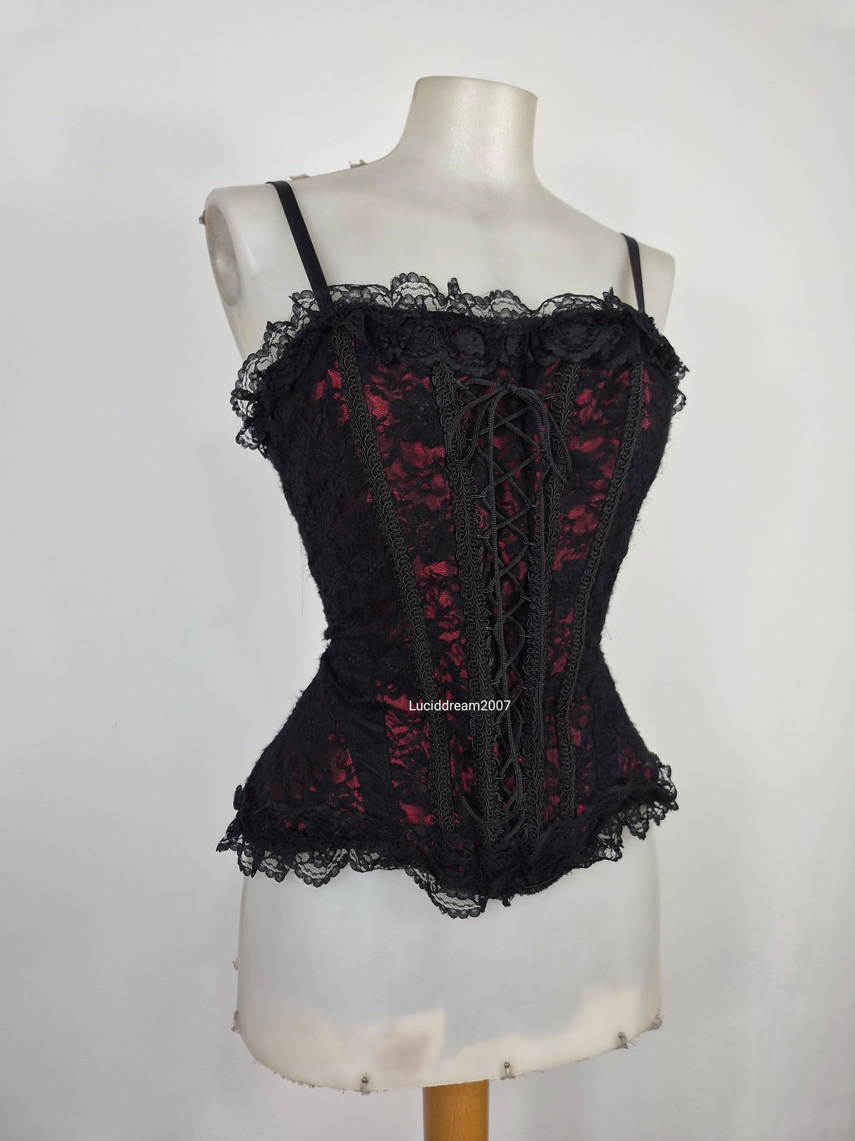 Haut esprit corset rouge et noir RAVEN