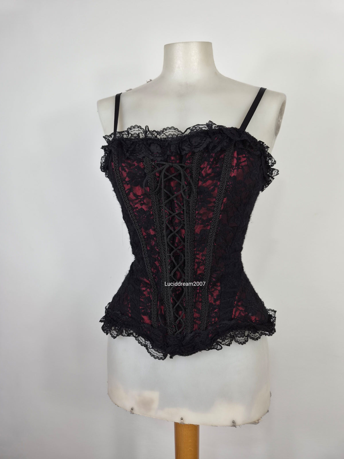 Haut esprit corset rouge et noir RAVEN