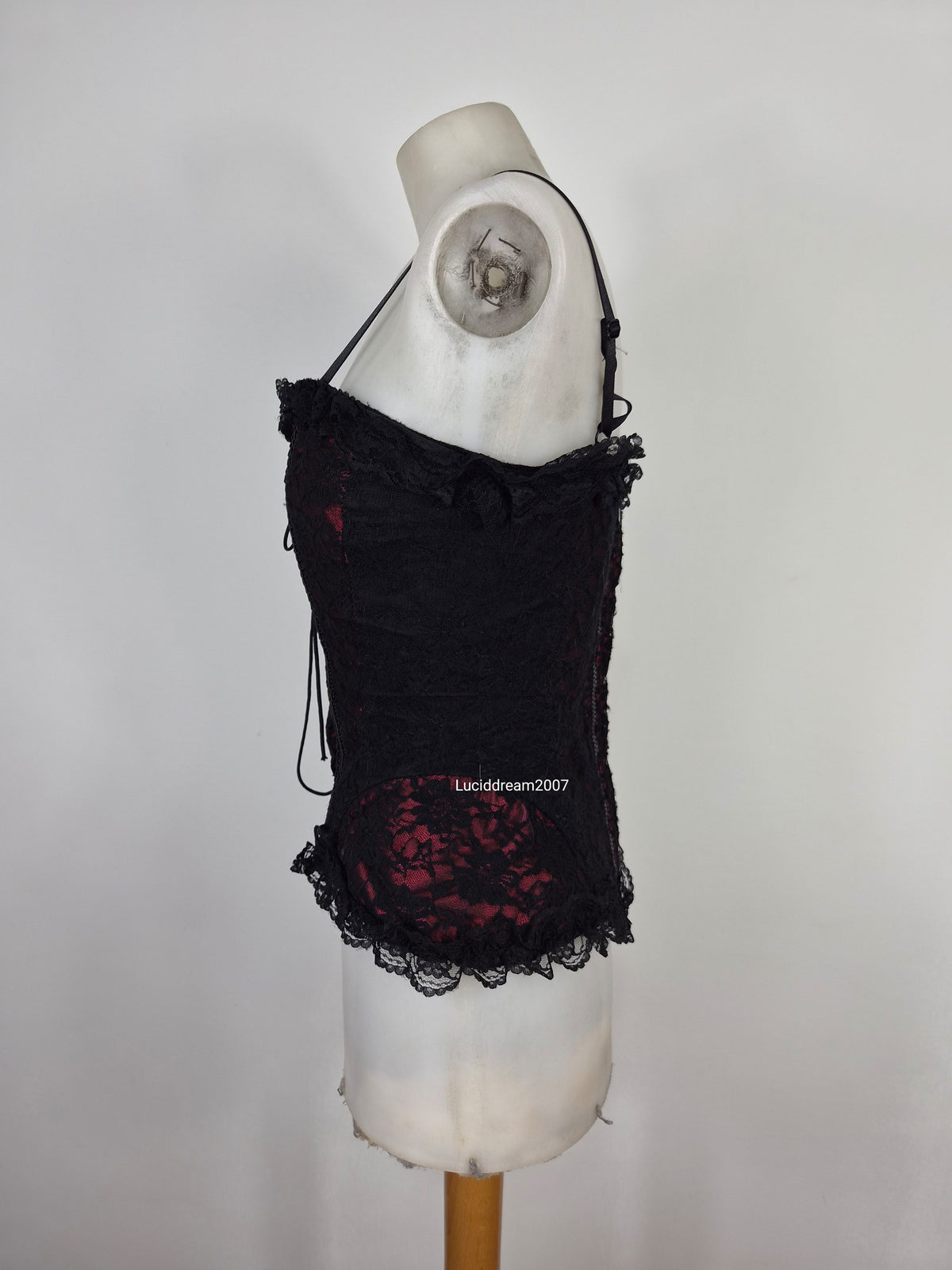 Haut esprit corset rouge et noir RAVEN