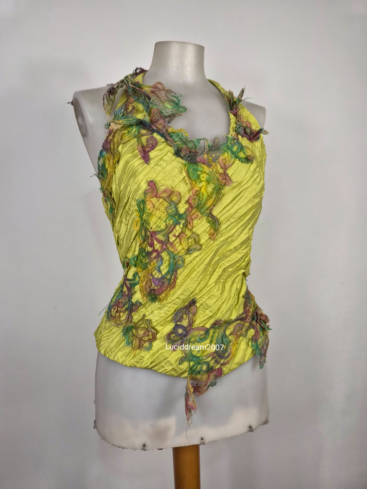 Dos nu vert avec broderies florales