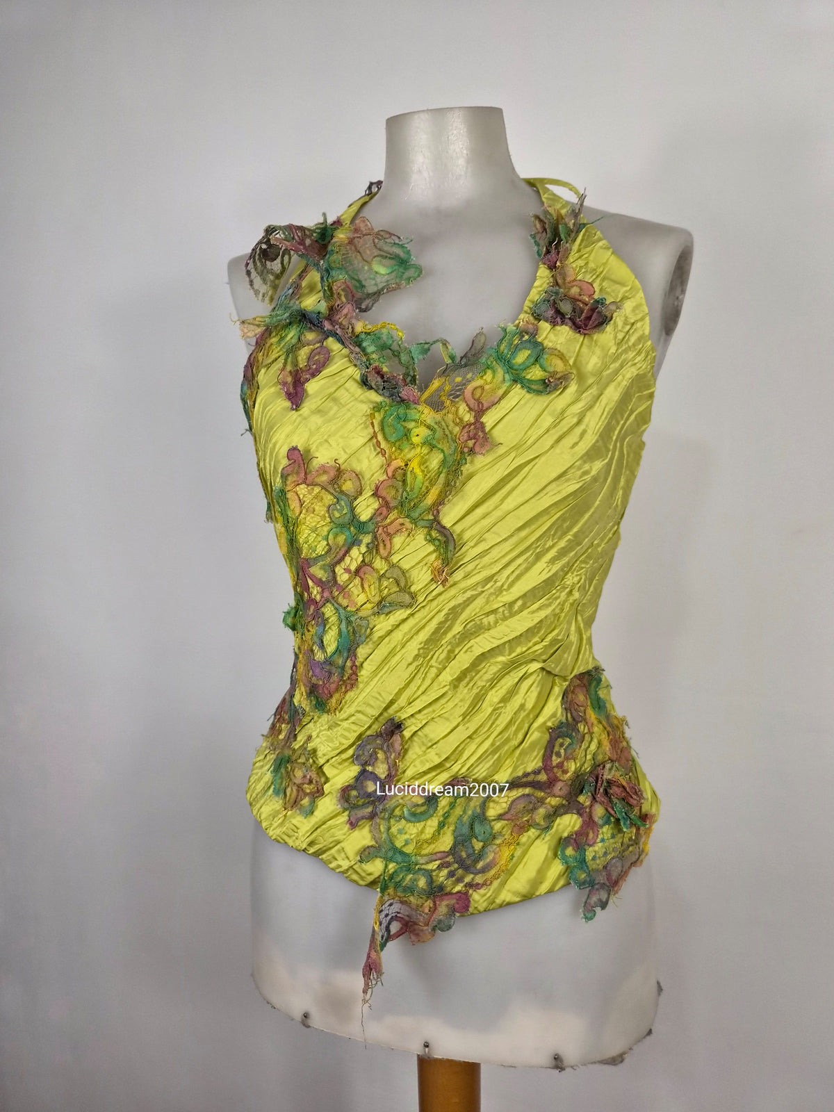 Dos nu vert avec broderies florales