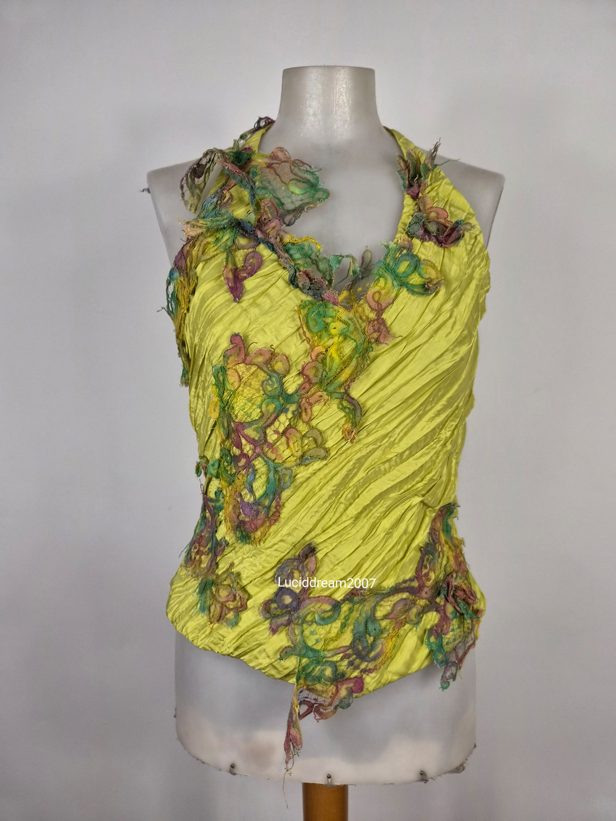 Dos nu vert avec broderies florales