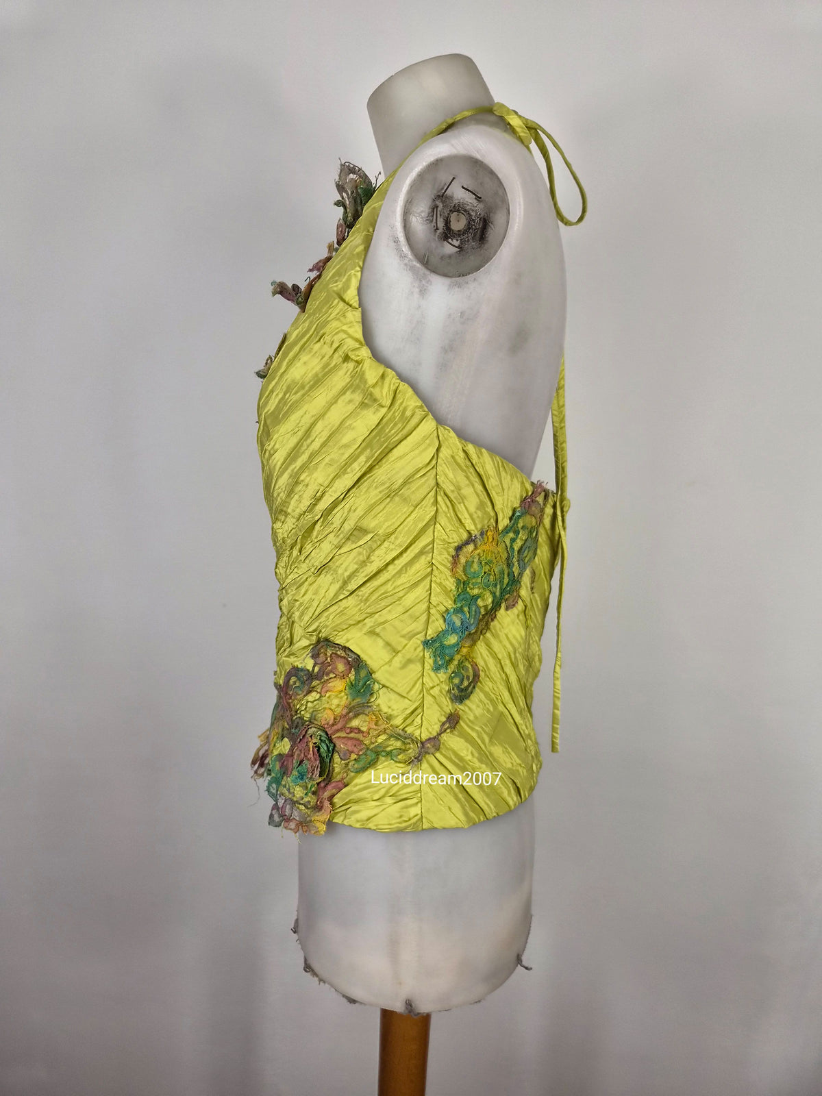 Dos nu vert avec broderies florales